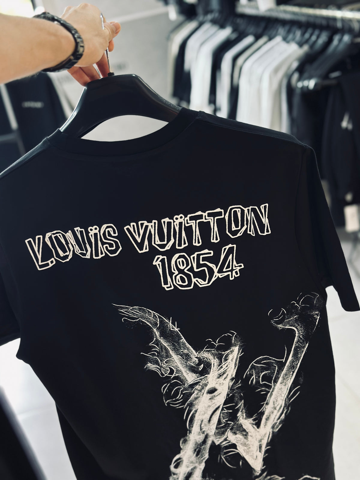 CAMISETA OVERSIZE LOU NEGRA LV HUMO