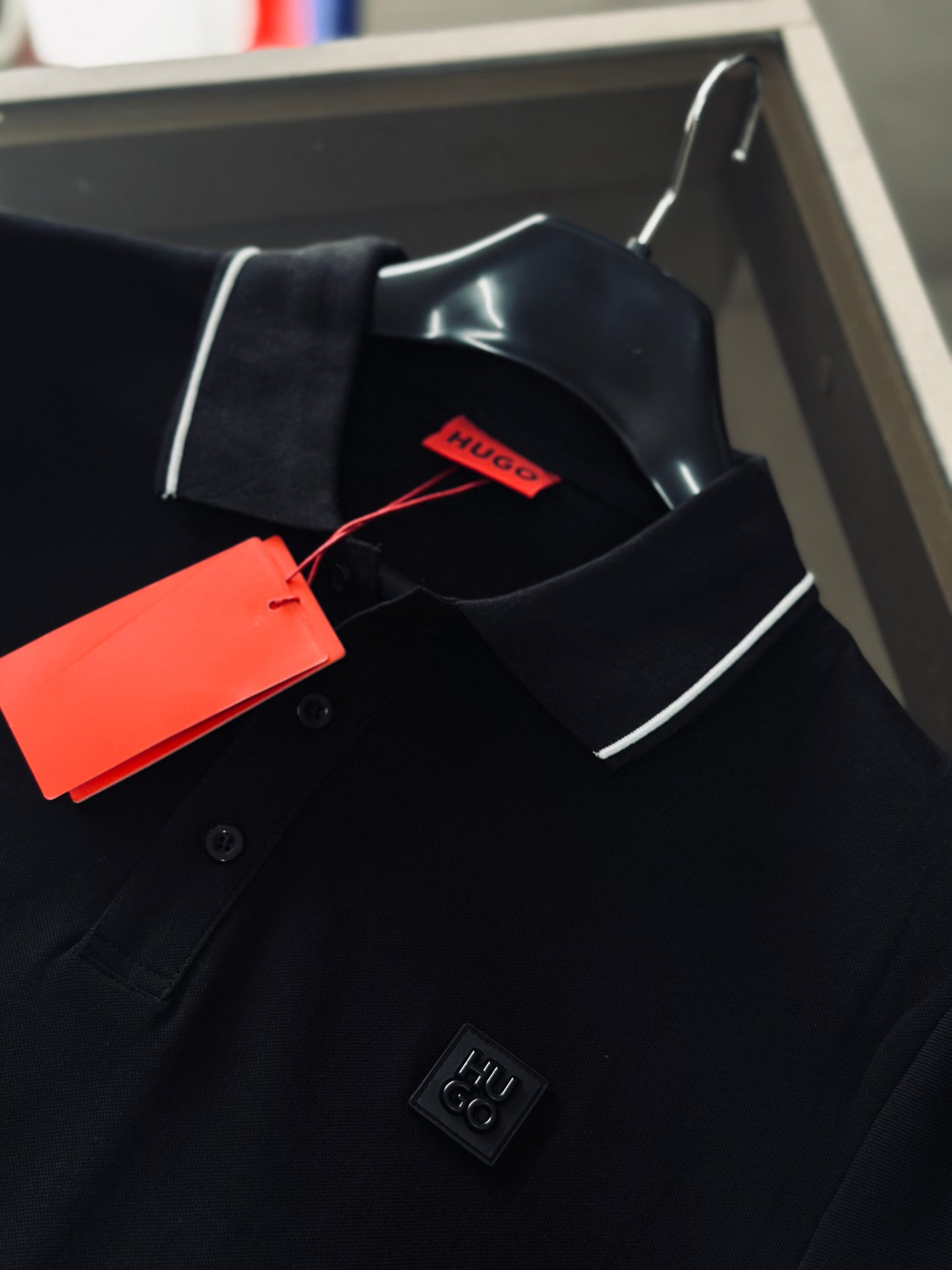 CAMISETA POLO HUG NEGRA PLACA MET NEGRA