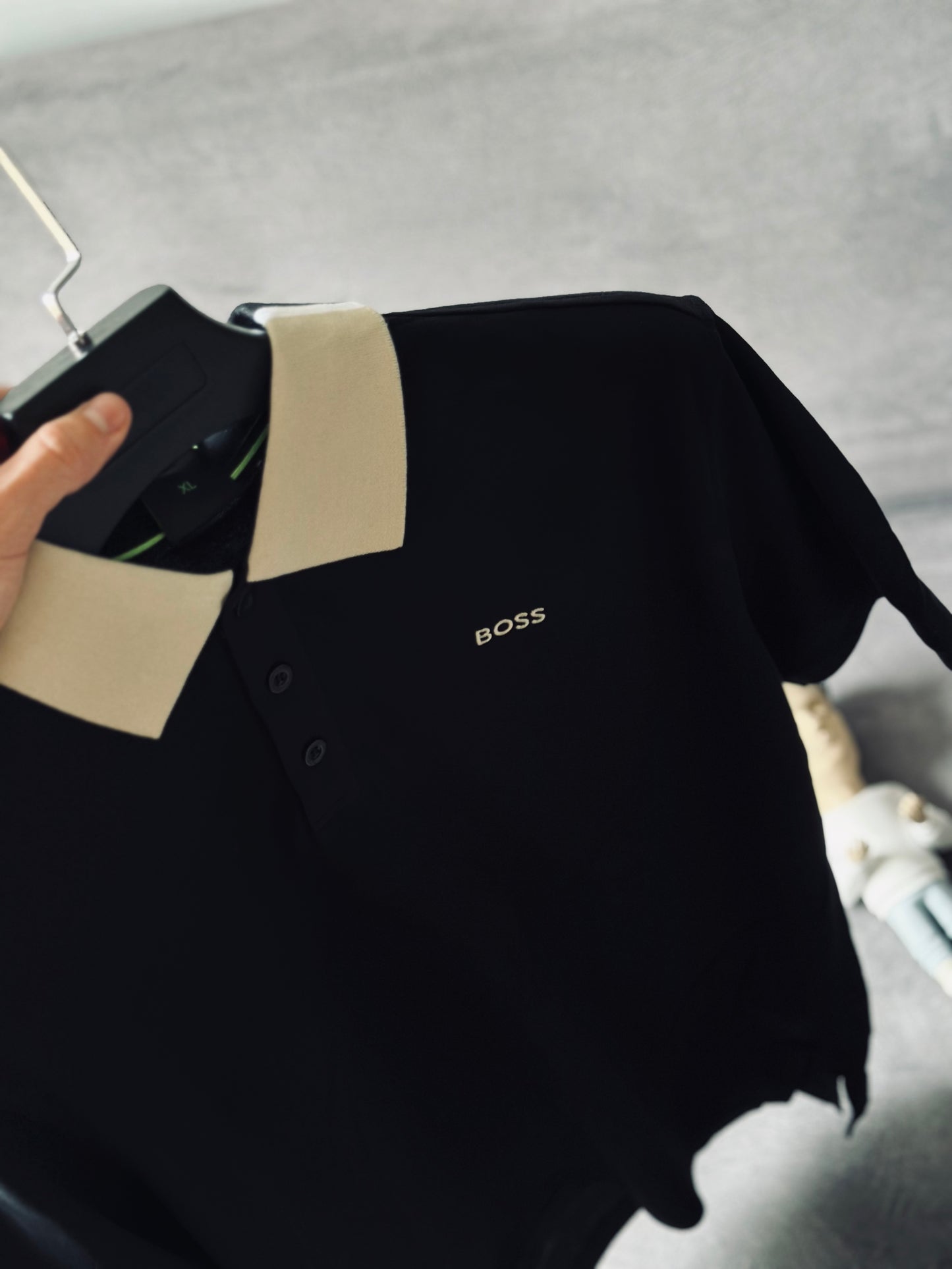 CAMISETA POLO HUG NEGRA CUELLO CAQUI