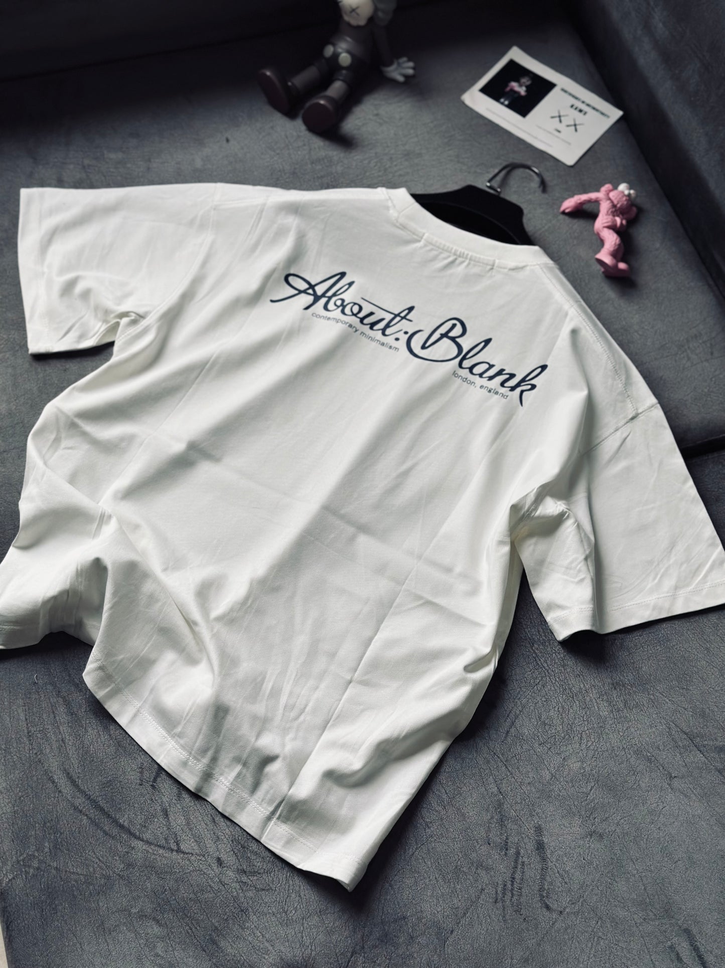 CAMISETA OVERSIZE ABO BLANCA LETRA AZUL OSCURO