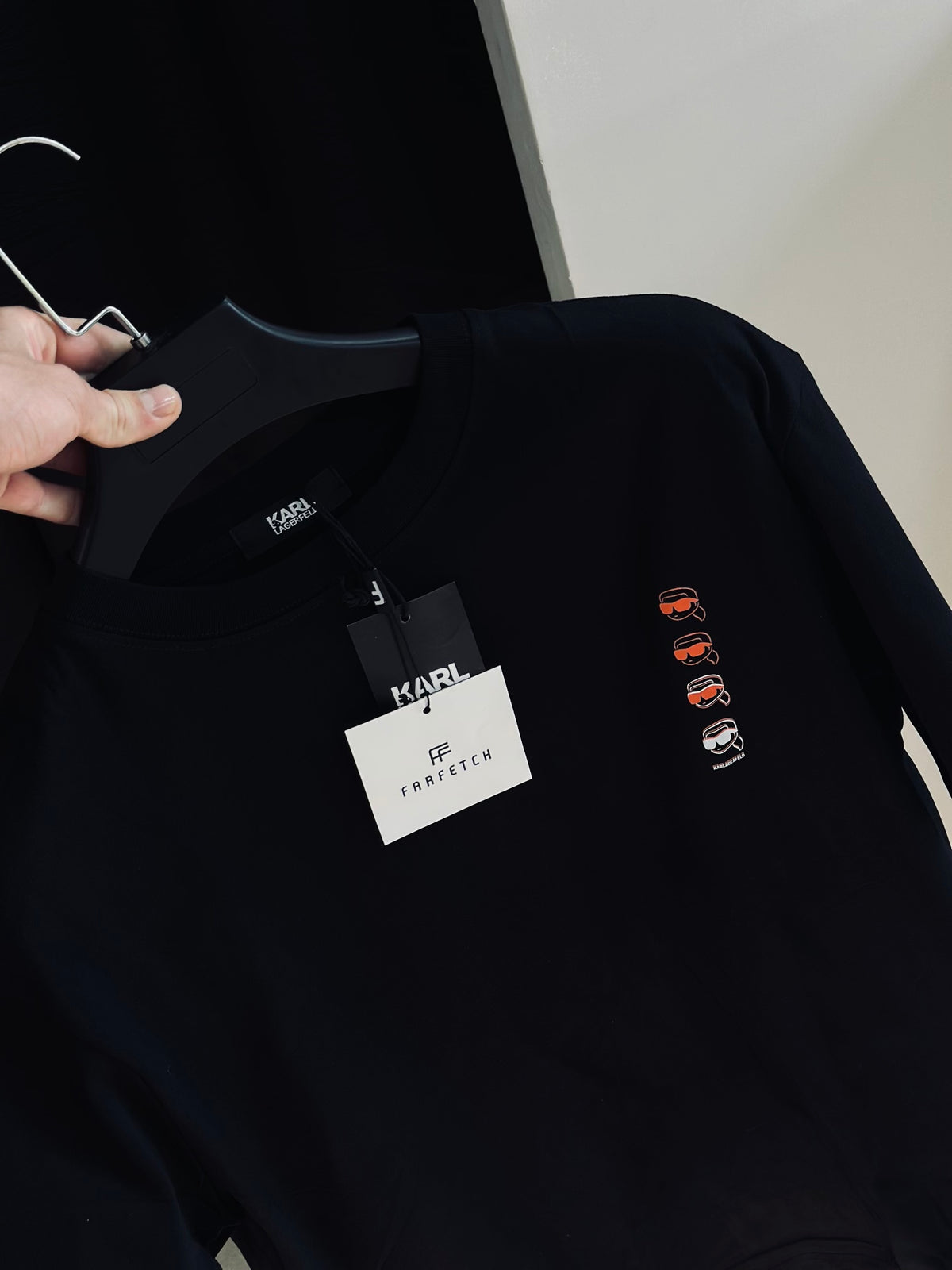 CAMISETA SLIM KAR NEGRA LOGO NARANJA