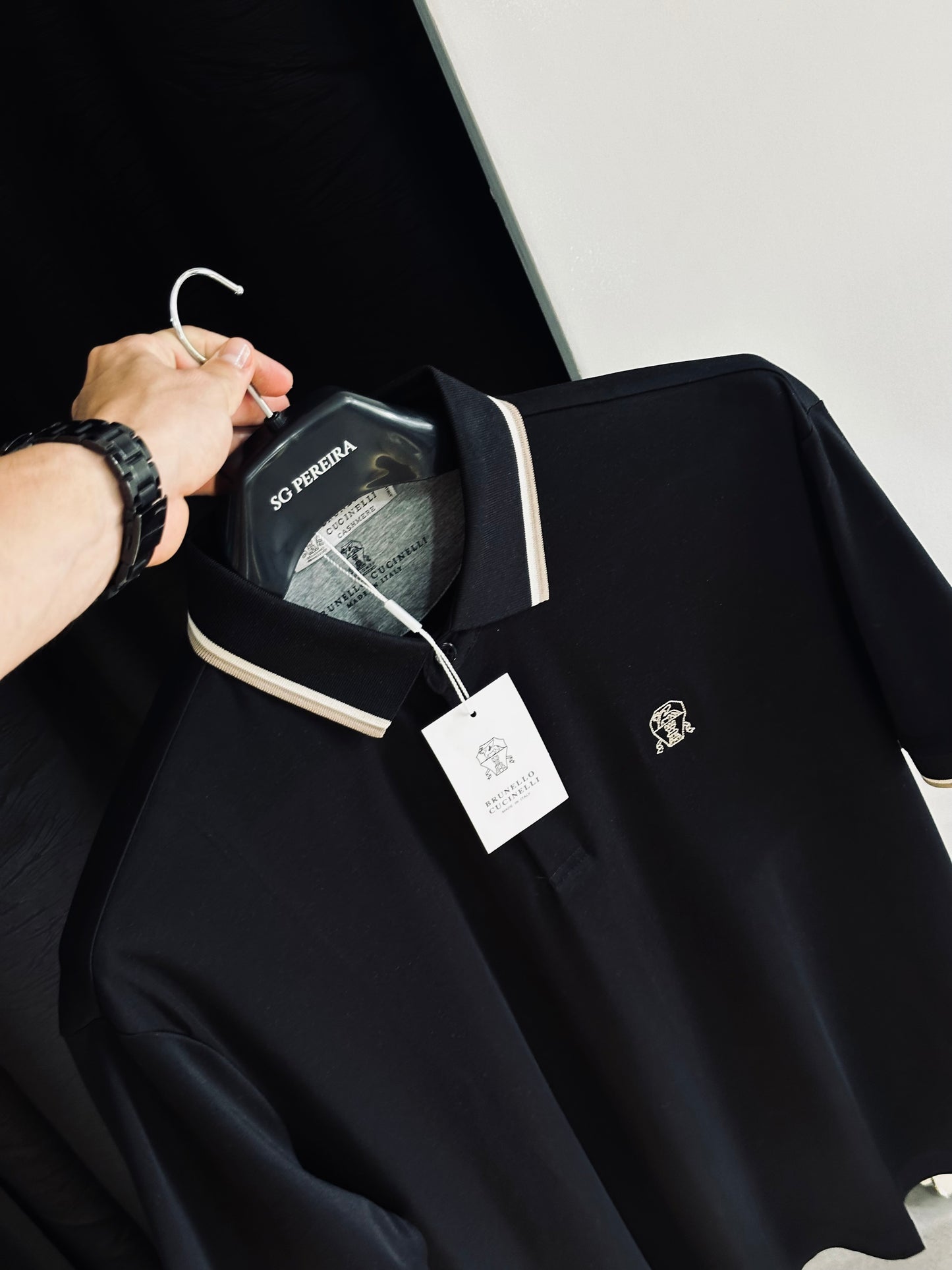 CAMISETA POLO BRU NEGRA CUELLO LINEA CAFÉ
