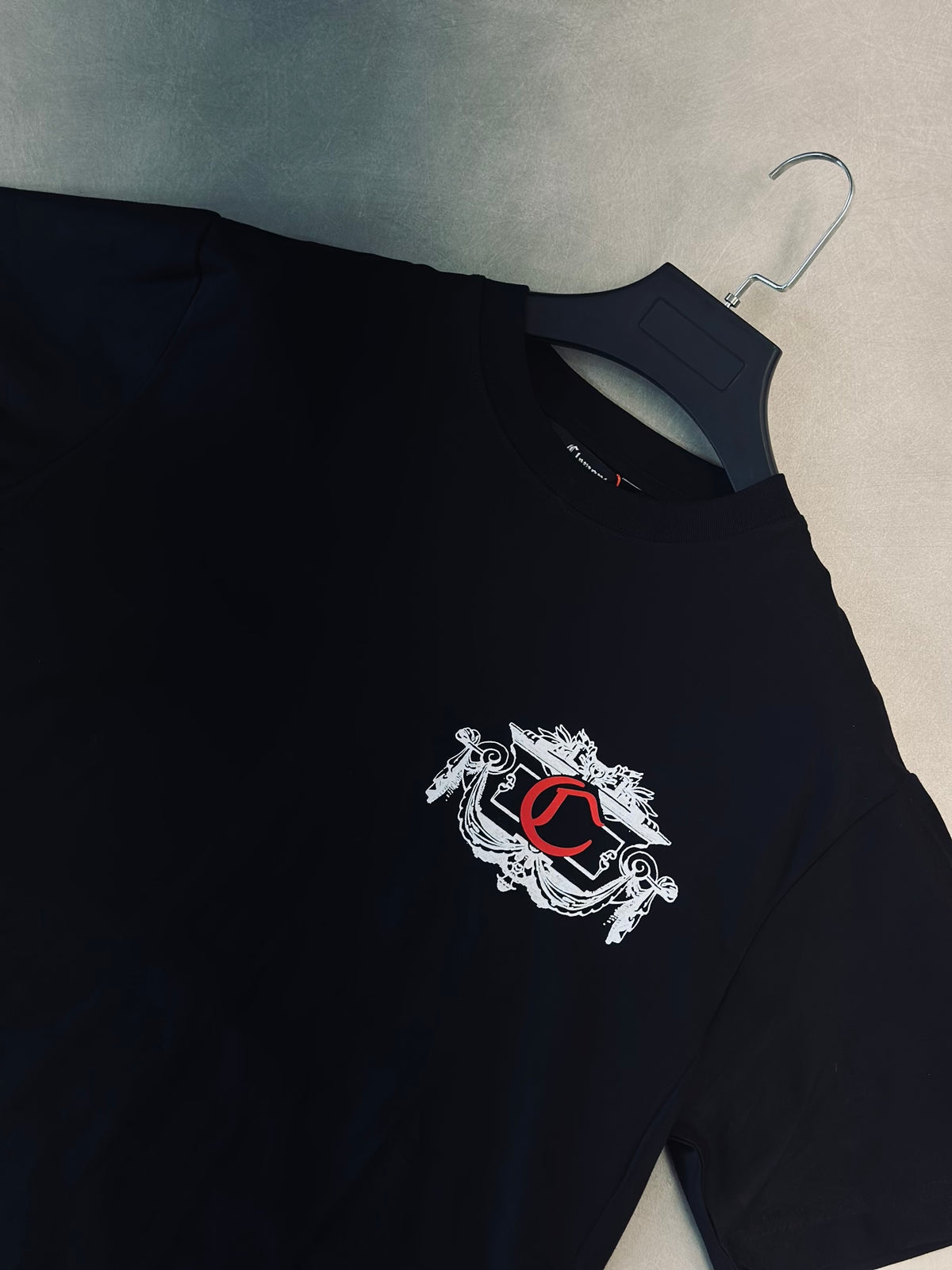 CAMISETA SLIM CLE NEGRA C ROJA ESCUDO