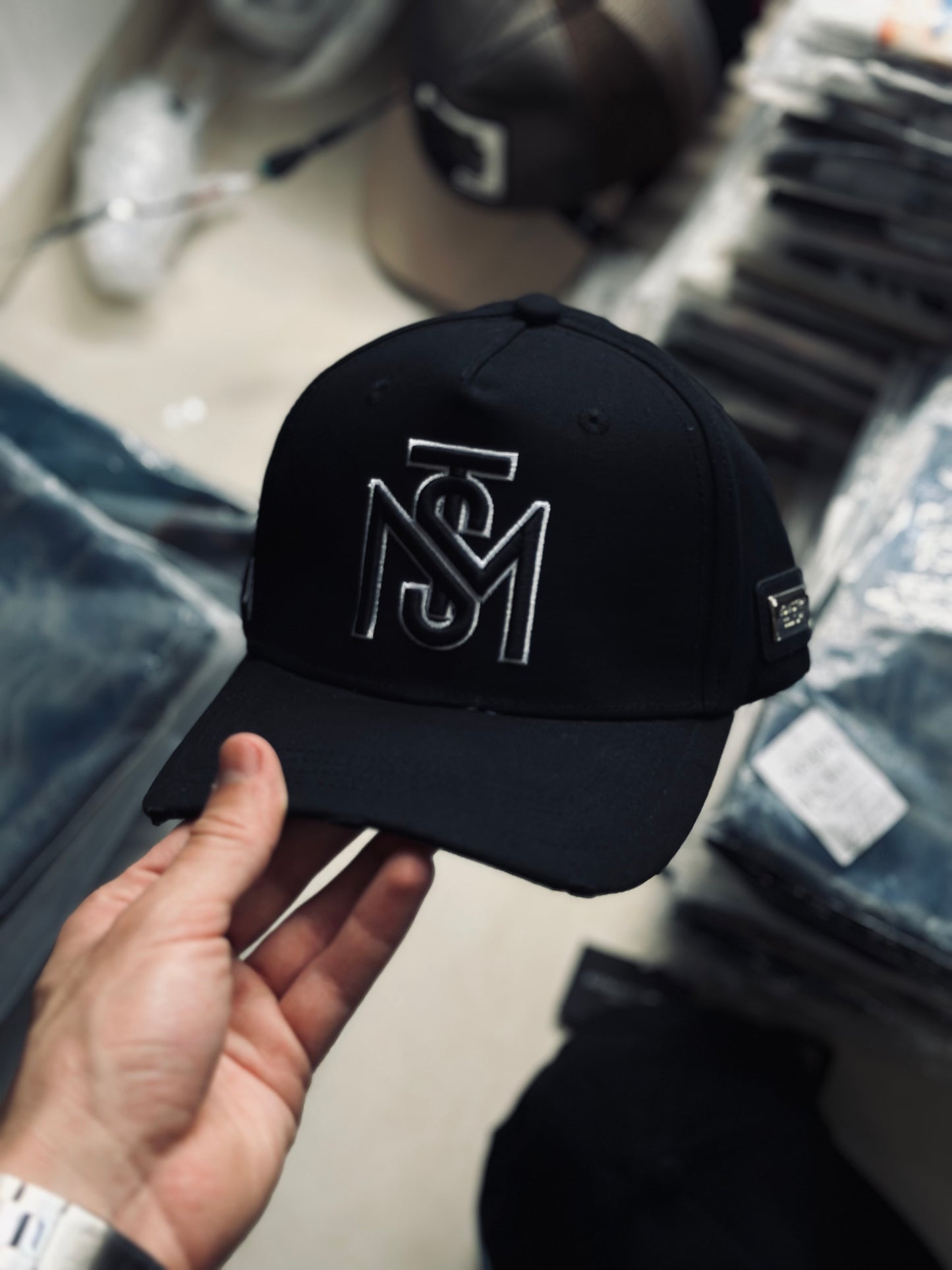 GORRA PREMIUM MON NEGRA MST BORDADO BLANCO