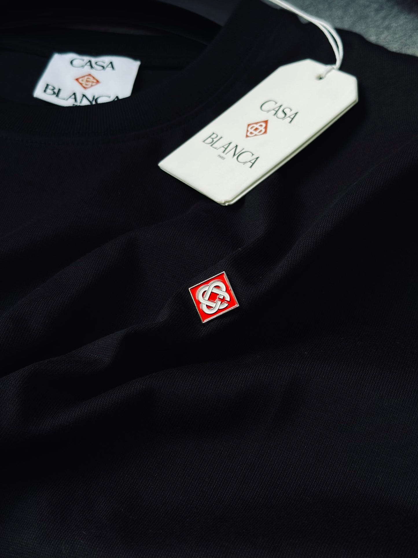 CAMISETA OVERSIZE TC CAS NEGRA PLACA METAL LOGO