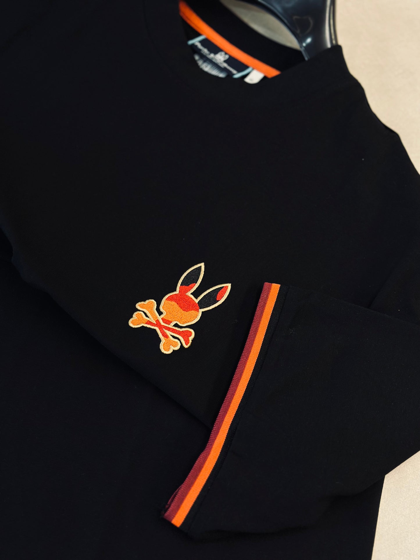 CAMISETA OVERSIZE PSY NEGRA CONEJO MILITAR NARANJA