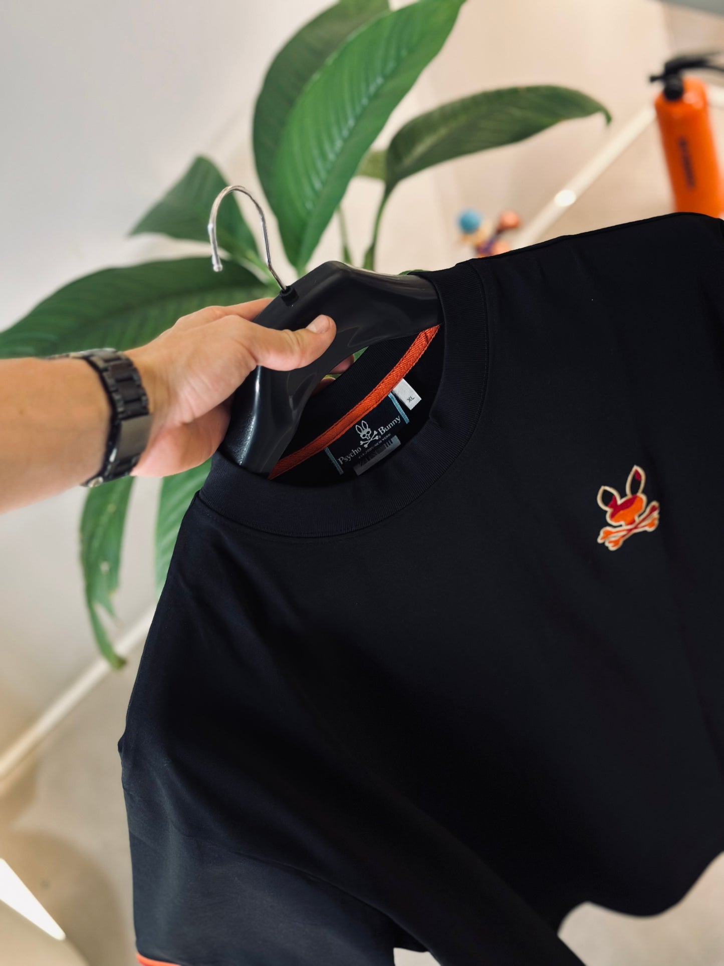 CAMISETA OVERSIZE PSY NEGRA CONEJO MILITAR NARANJA