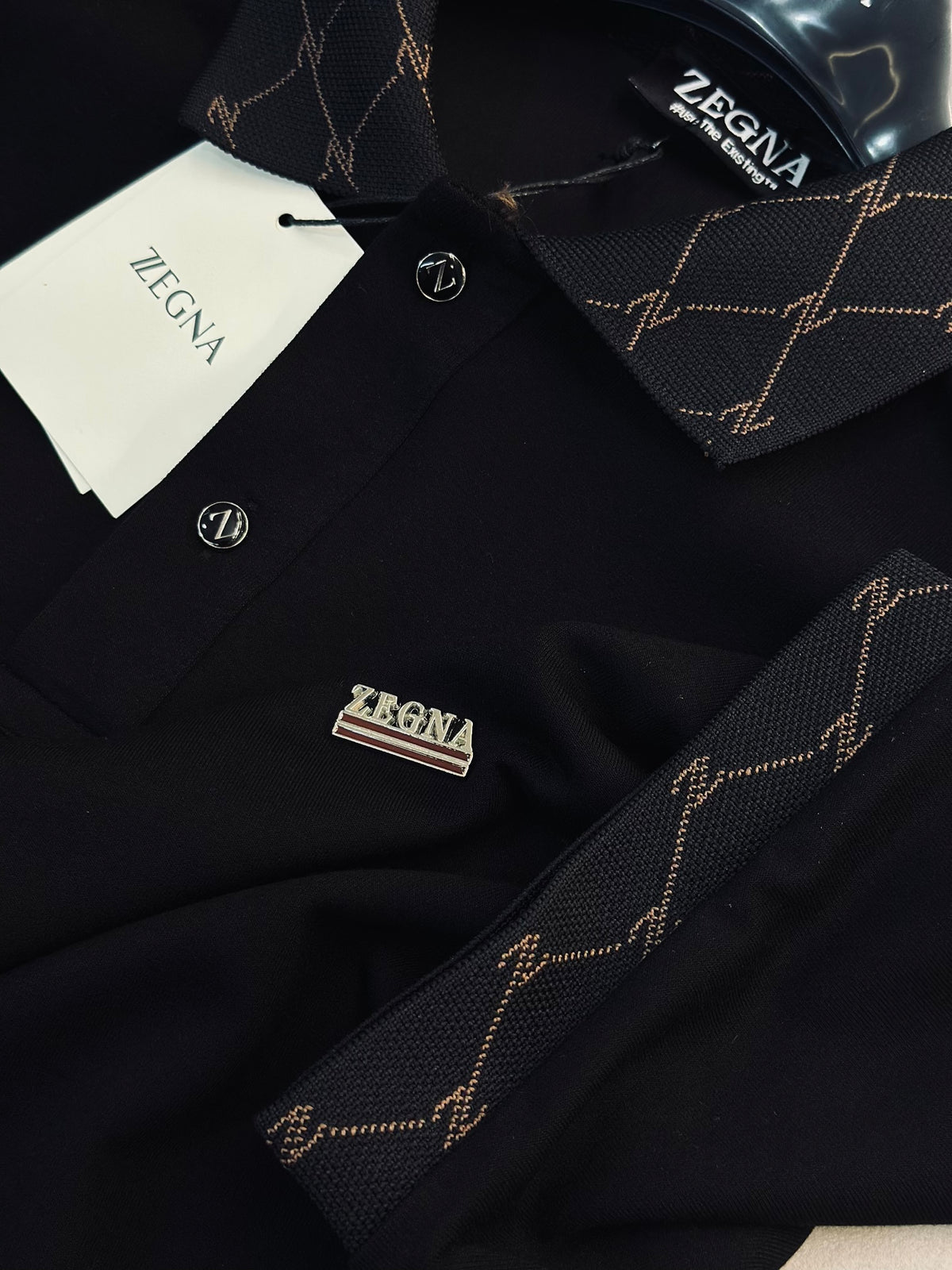 CAMISETA POLO ZEG NEGRA PLACA MET