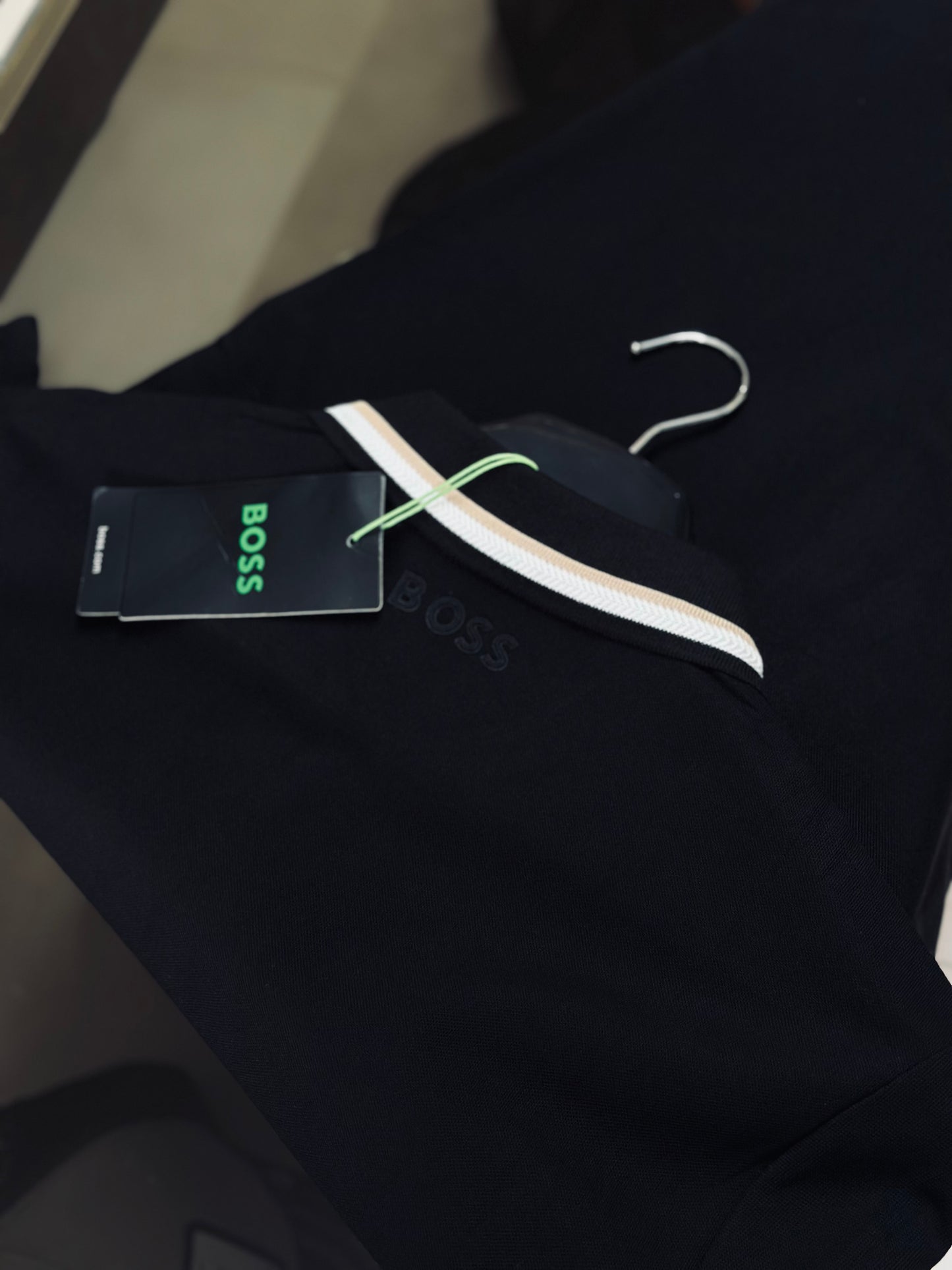 CAMISETA POLO BOS NEGRA CUELLO CAF/BLAN