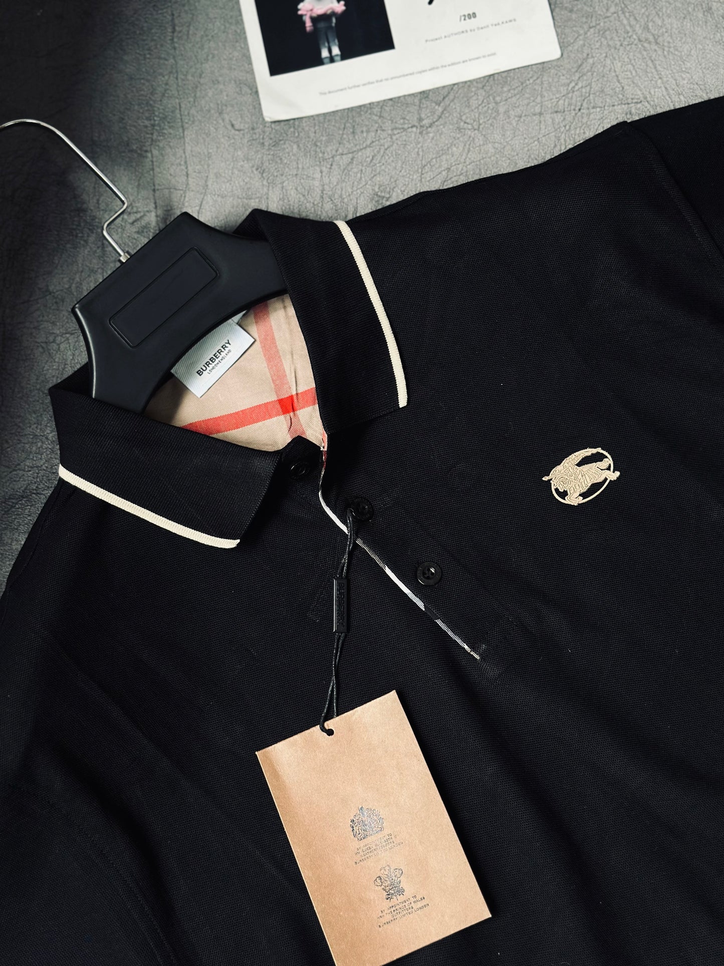 CAMISETA POLO BUR NEGRA LOGO GOMA