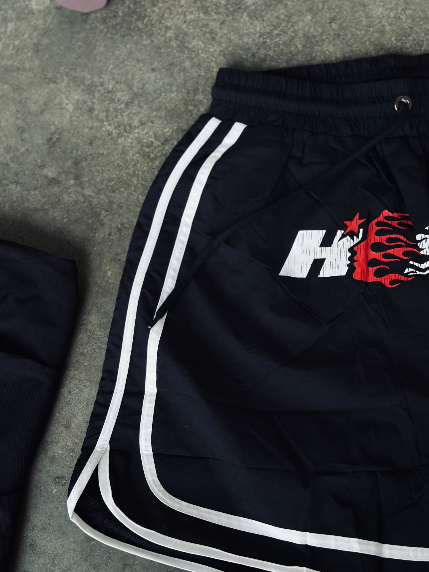 PANTALONETA HEL NEGRA LOGO ROJO
