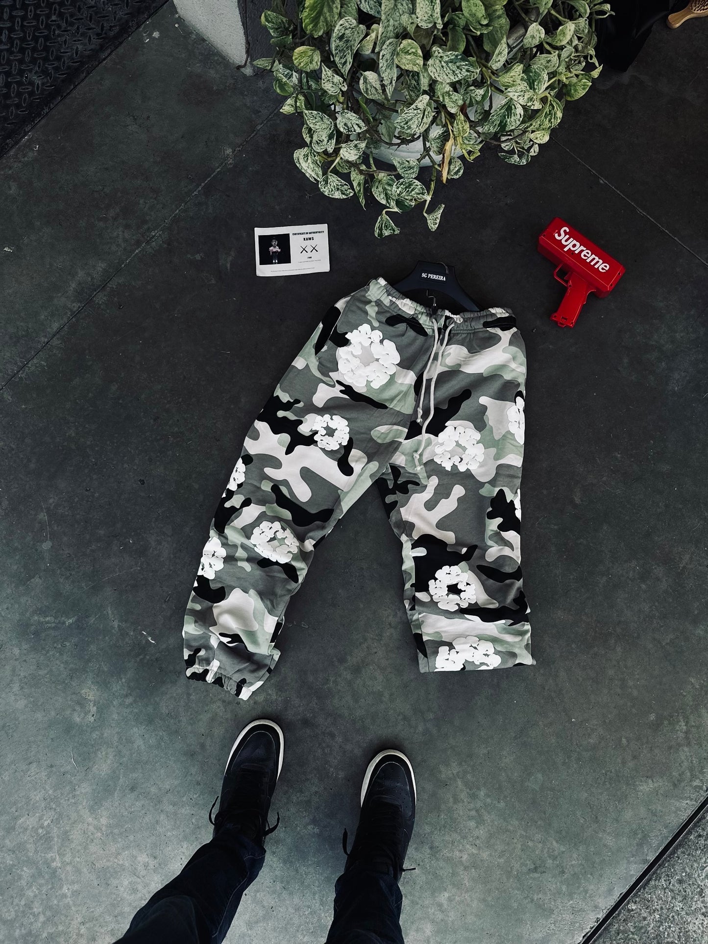 JOGGER DEN CAMUFLADO FLOR BLANCA