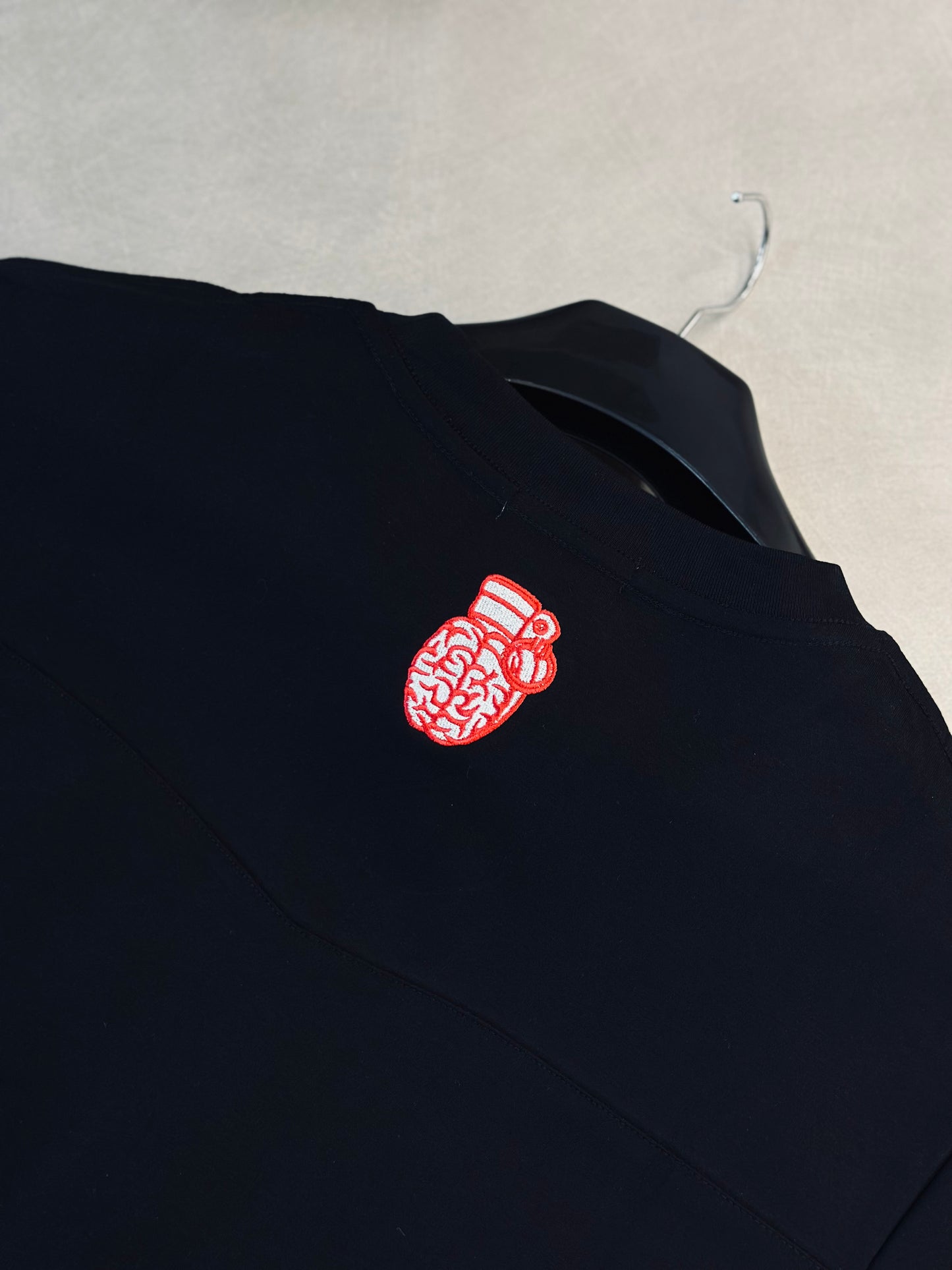 CAMISETA SLIM BLO NEGRA THIS LAND ROJO