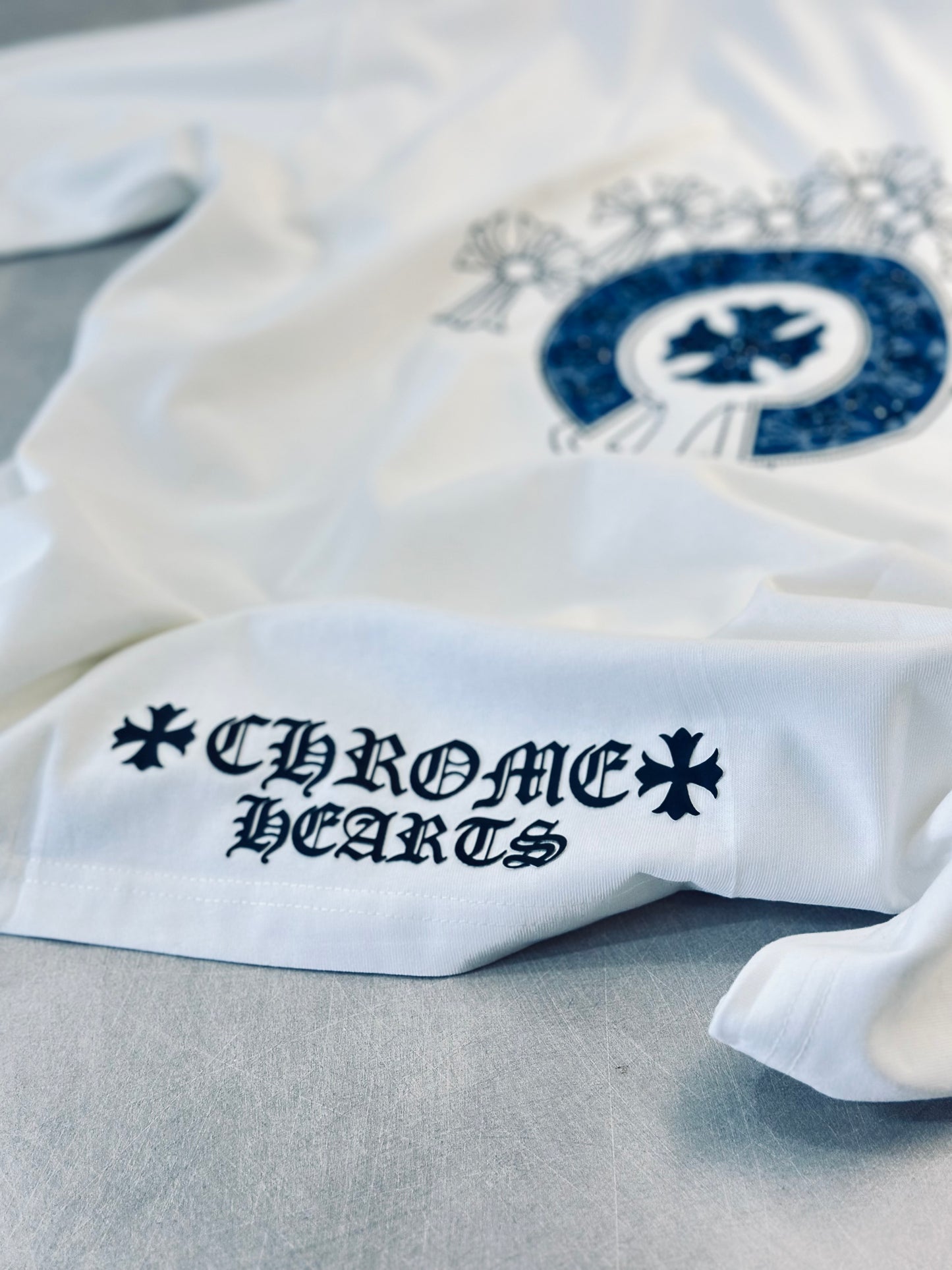 CAMISETA OVERSIZE CHR BLANCA LOGO AZUL RHINESTONE