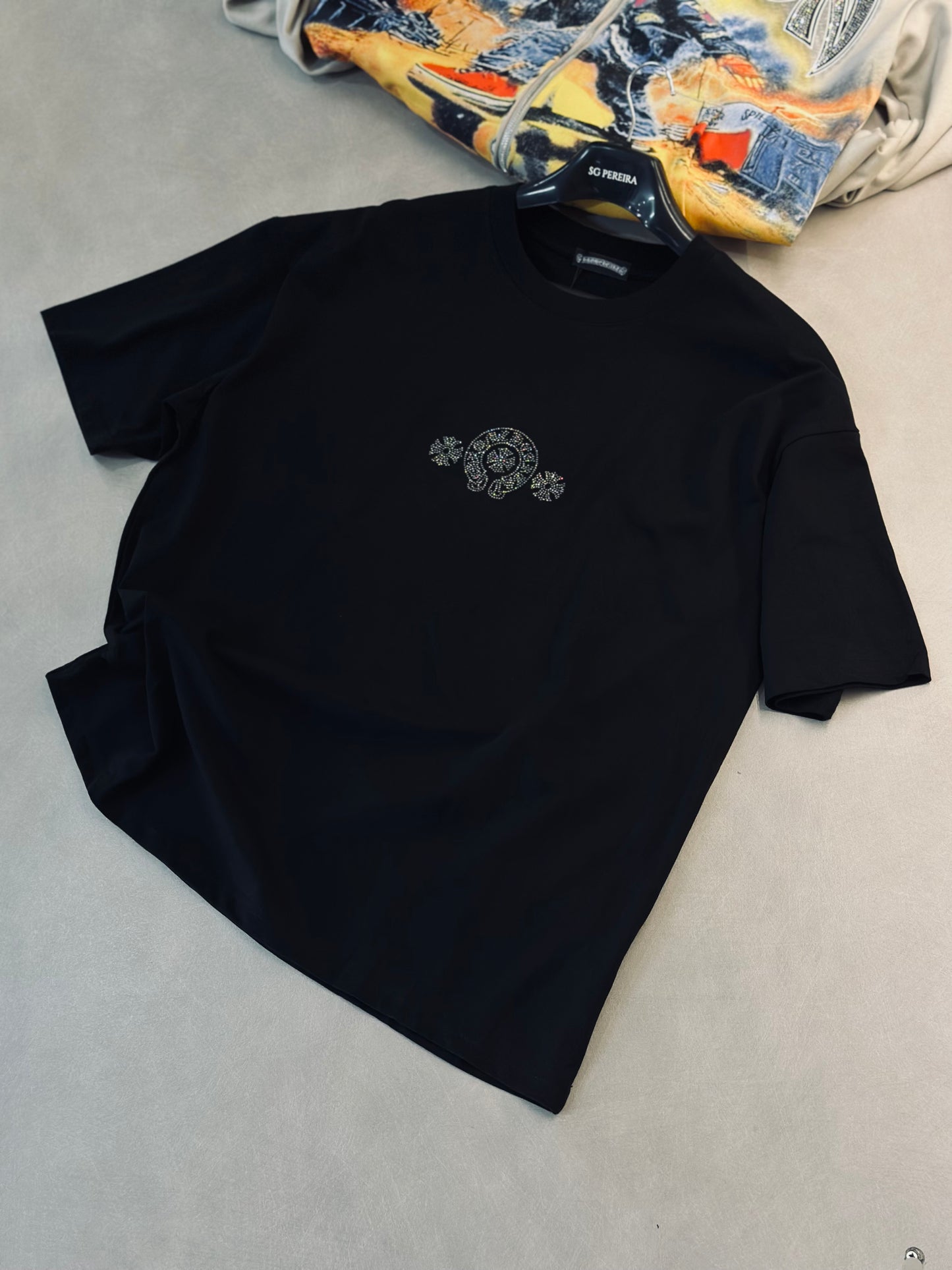 CAMISETA OVERSIZE CHR NEGRA RHINESTONE LOGO