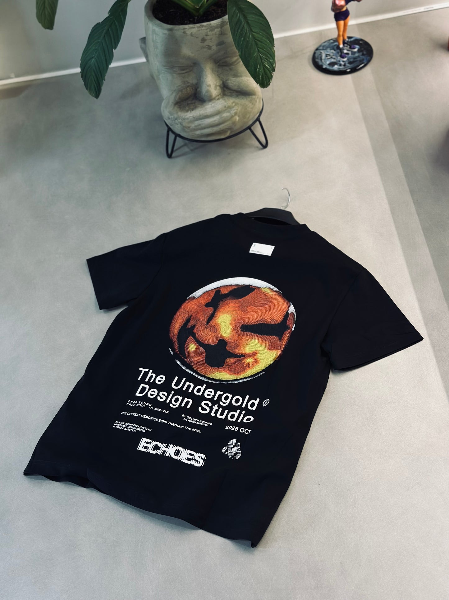 CAMISETA SLIM UND NEGRA ESFERA FUEGO