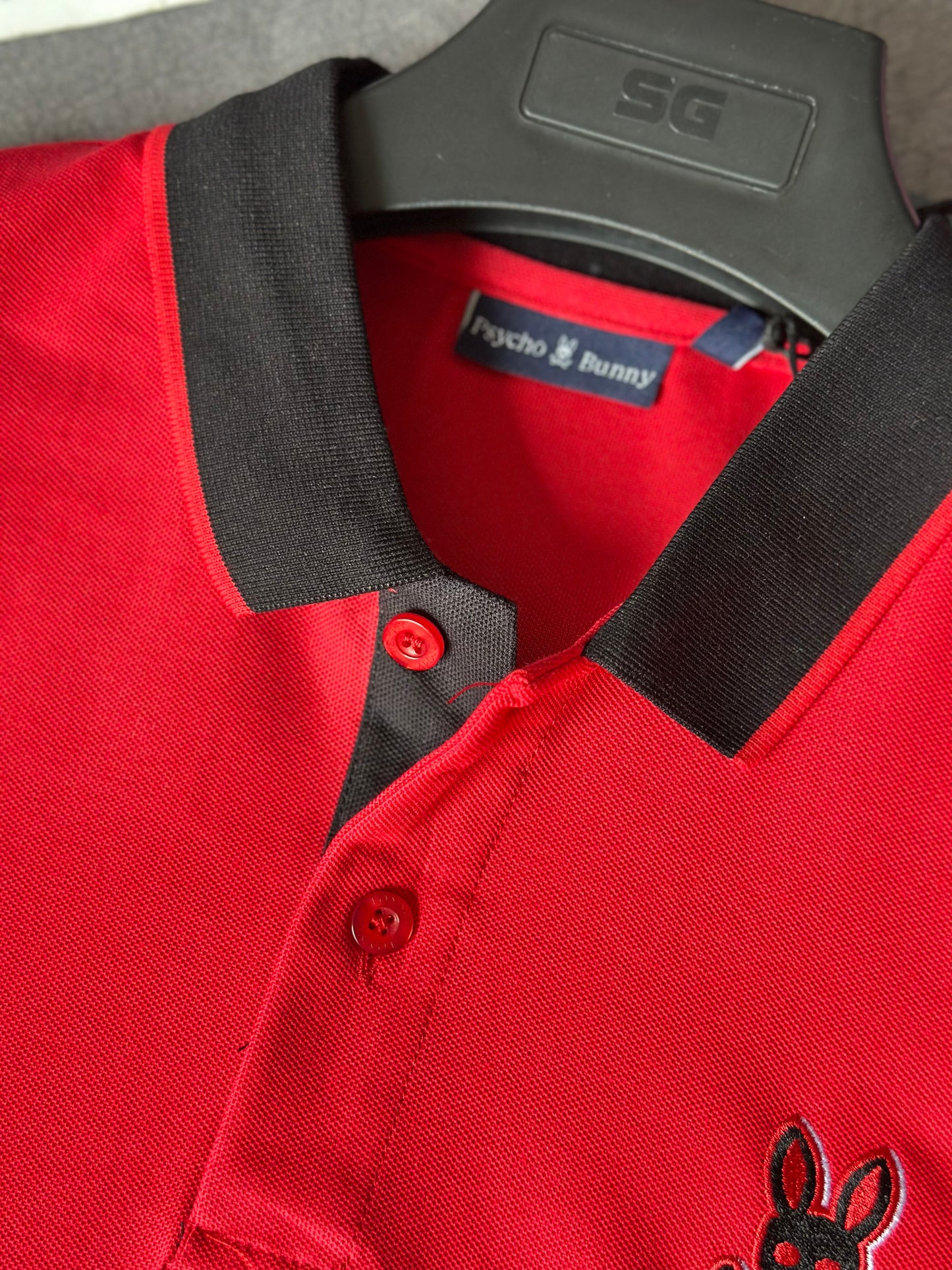 CAMISETA POLO PSY ROJA CUELLO NEGRO