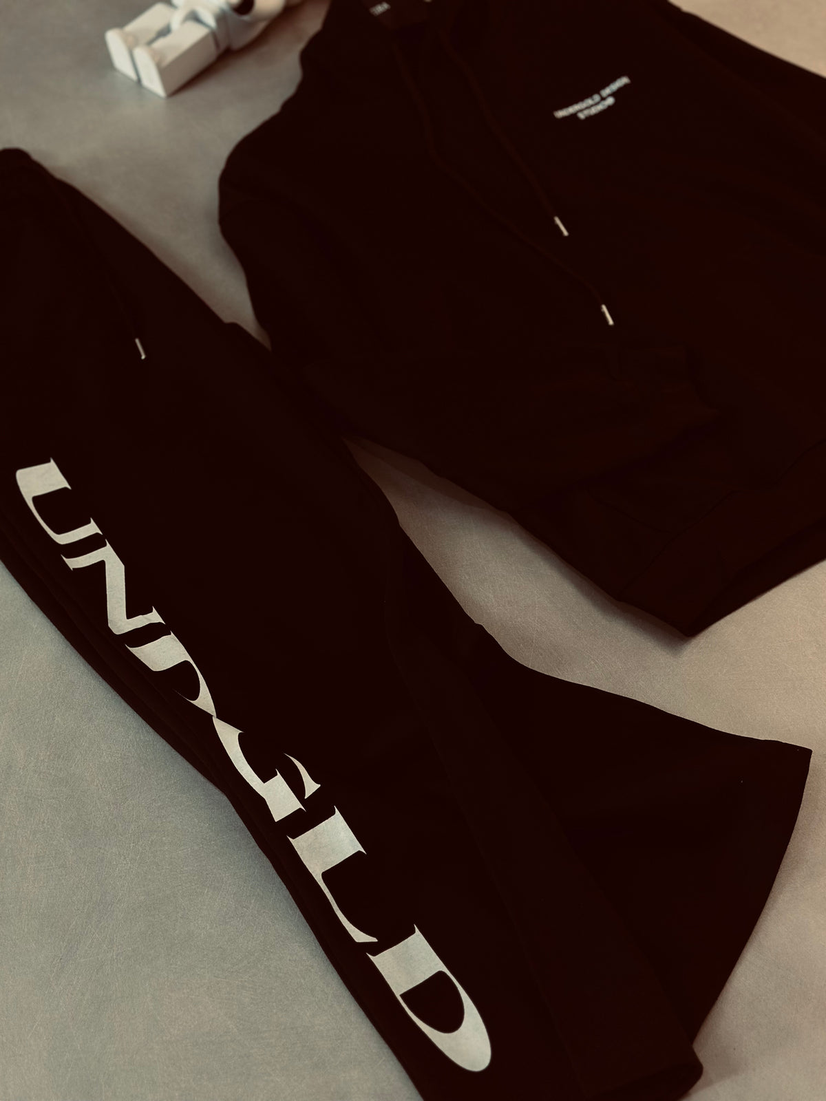 CONJUNTO UND NEGRO CLASICO UND BLANCO