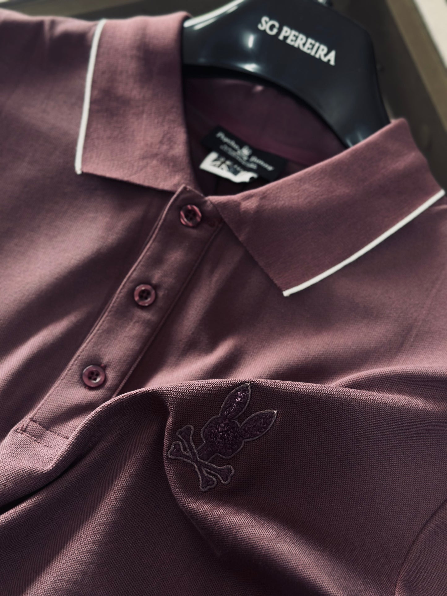 CAMISETA POLO PSY MORADA LOGO GAMUSA