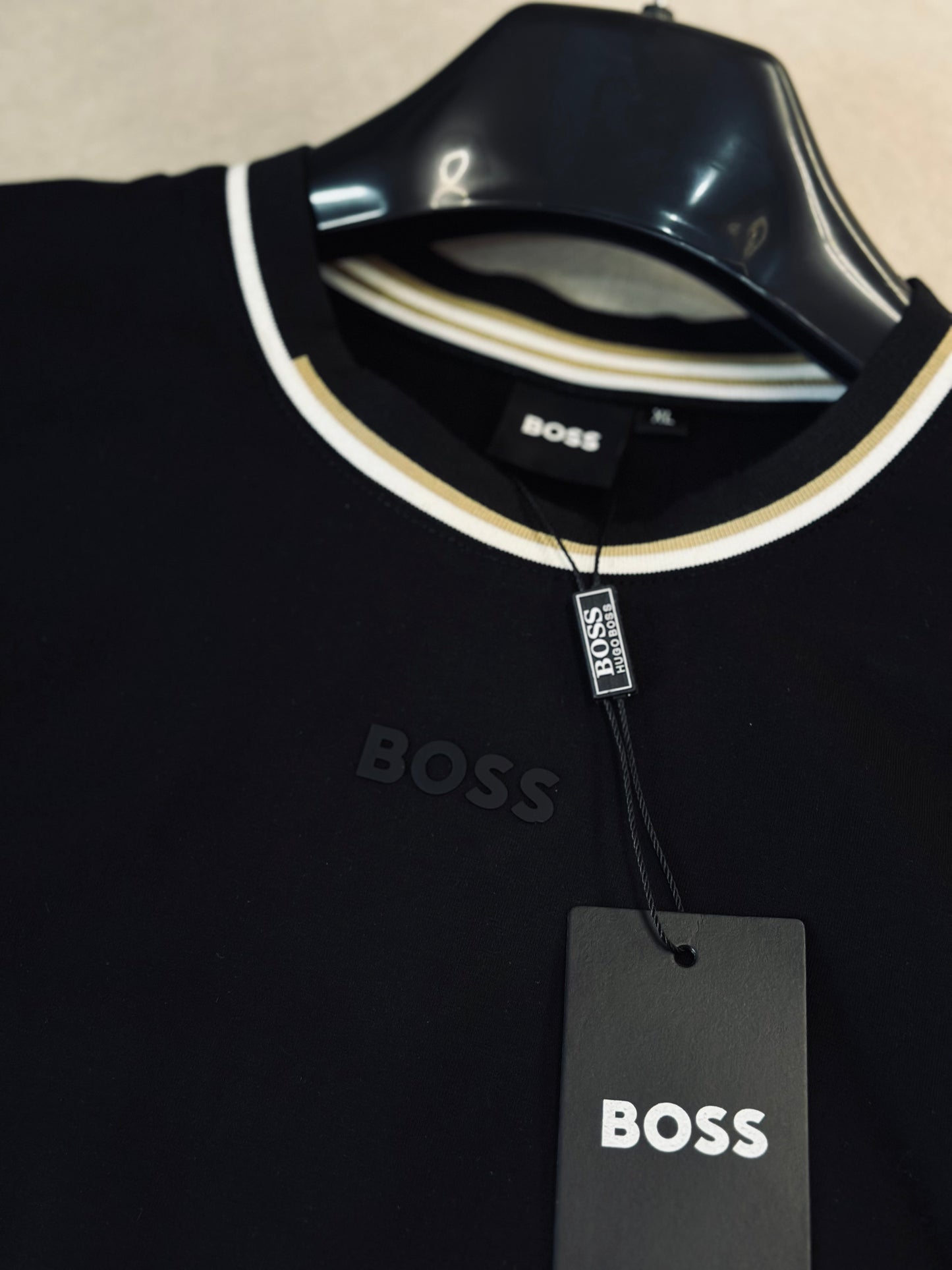 CAMISETA SLIM BOS NEGRA DETALLE CUELLO CAFÉ