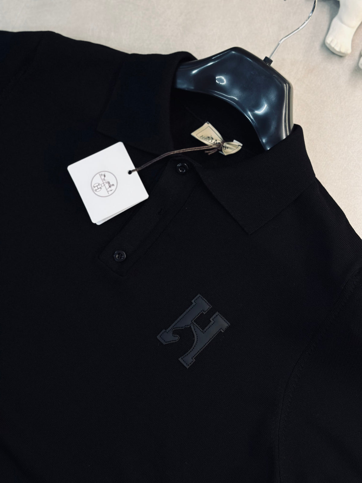 CAMISETA POLO HER NEGRA TEJIDO H CUERINA