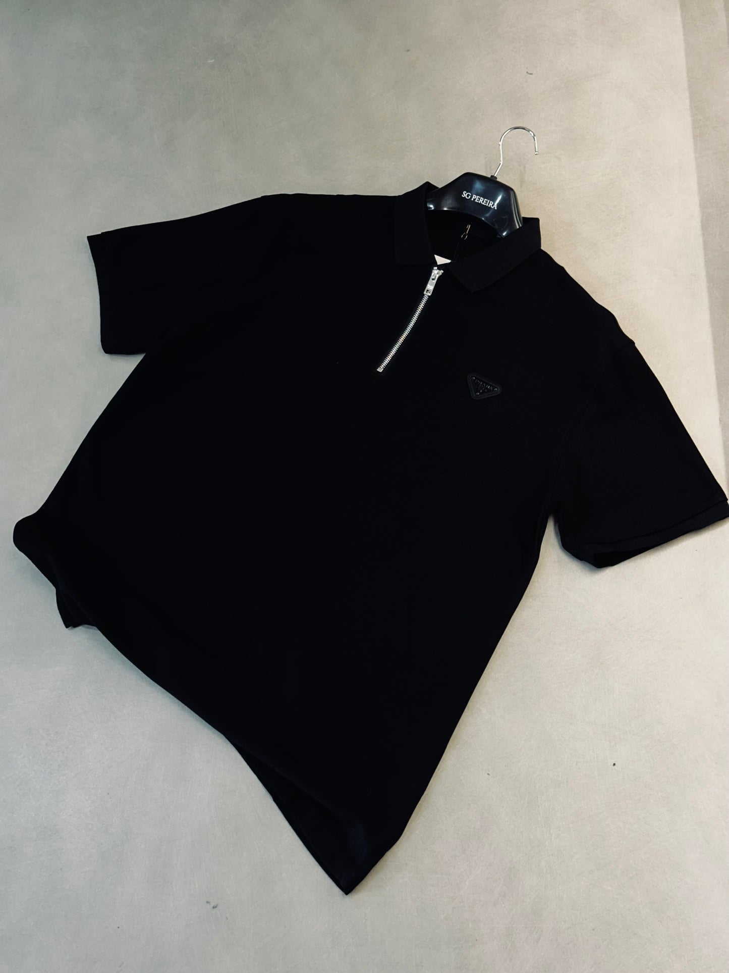 CAMISETA POLO PRA NEGRA CREMALLERA PLACA MET NEGRA