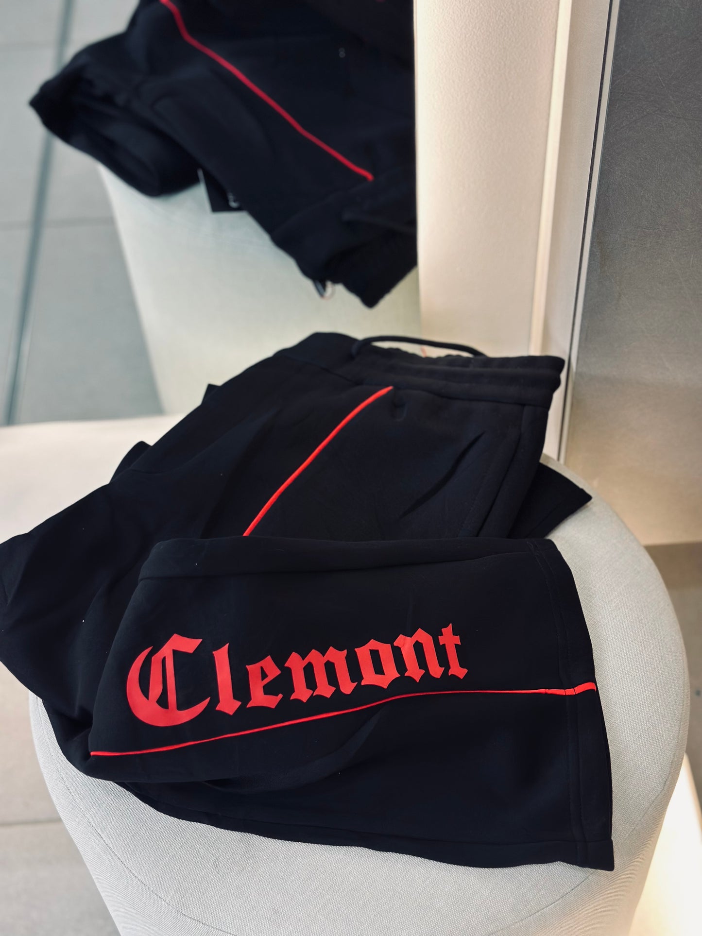 SUDADERA CLE NEGRA DELINEADO ROJO