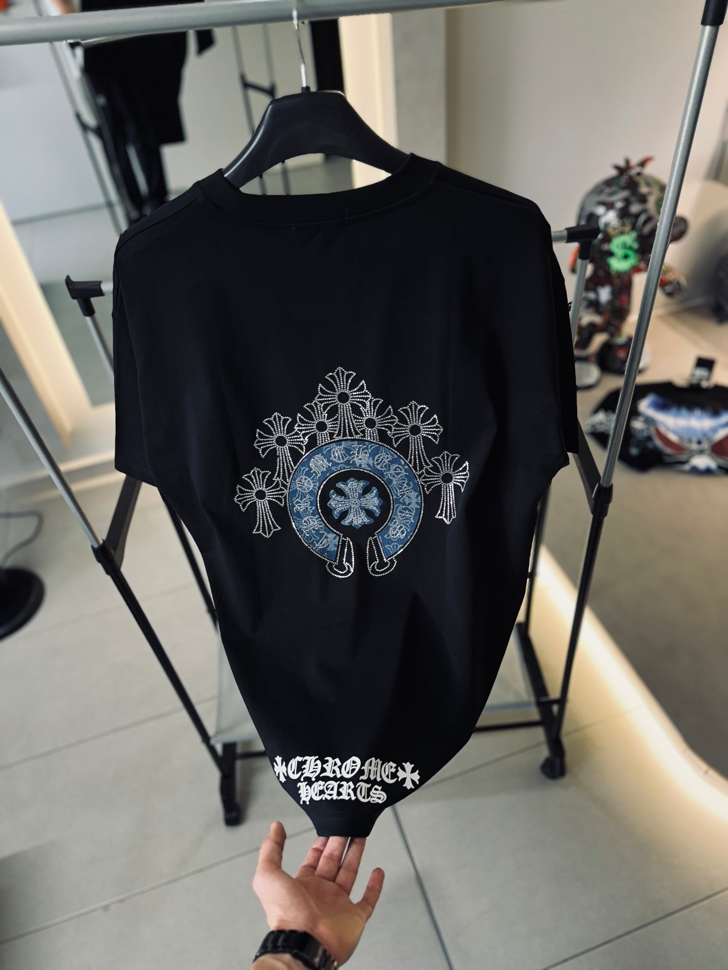 CAMISETA OVERSIZE CHR NEGRA LOGO AZUL RHINESTONE