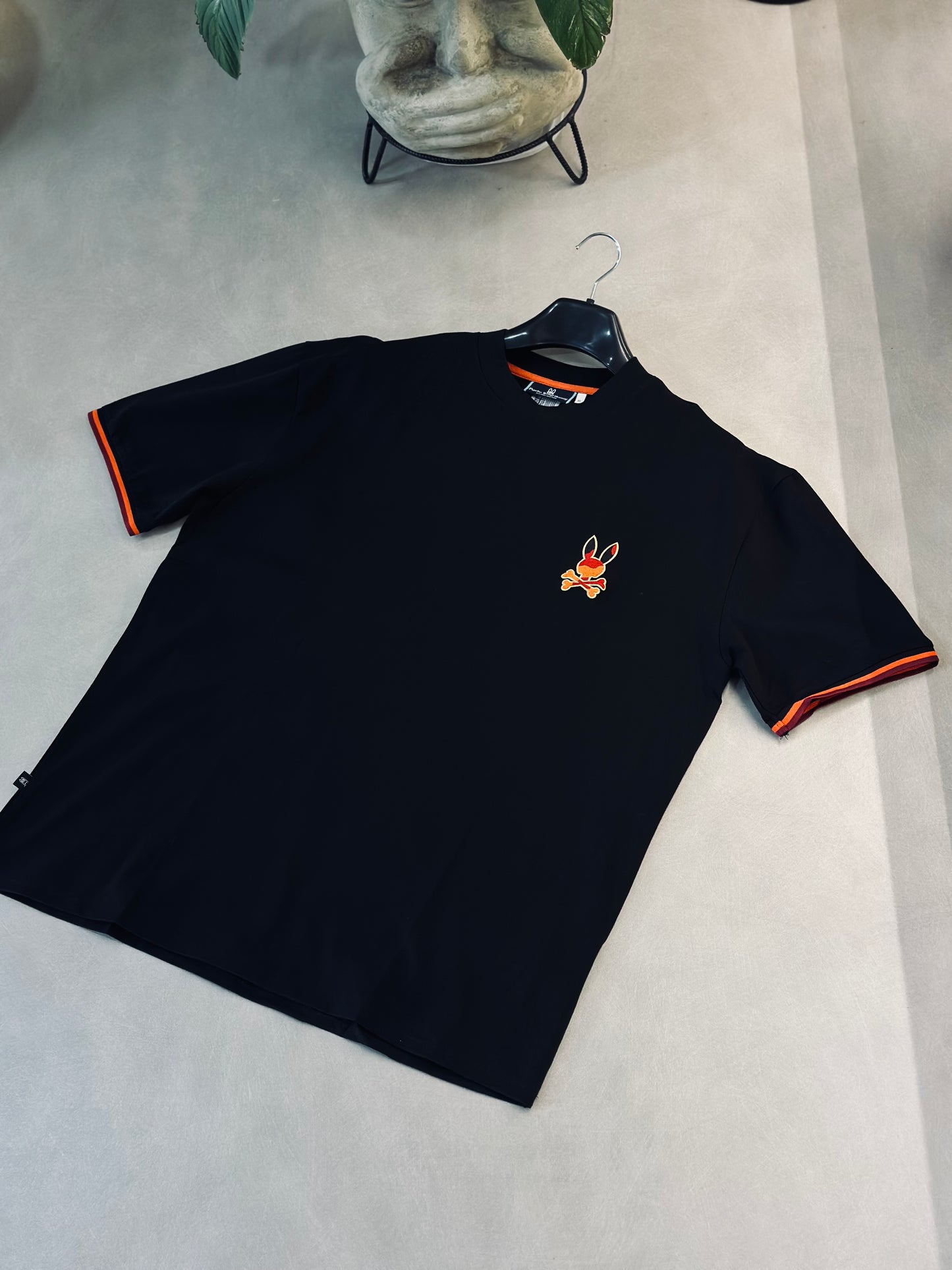 CAMISETA OVERSIZE PSY NEGRA CONEJO MILITAR NARANJA