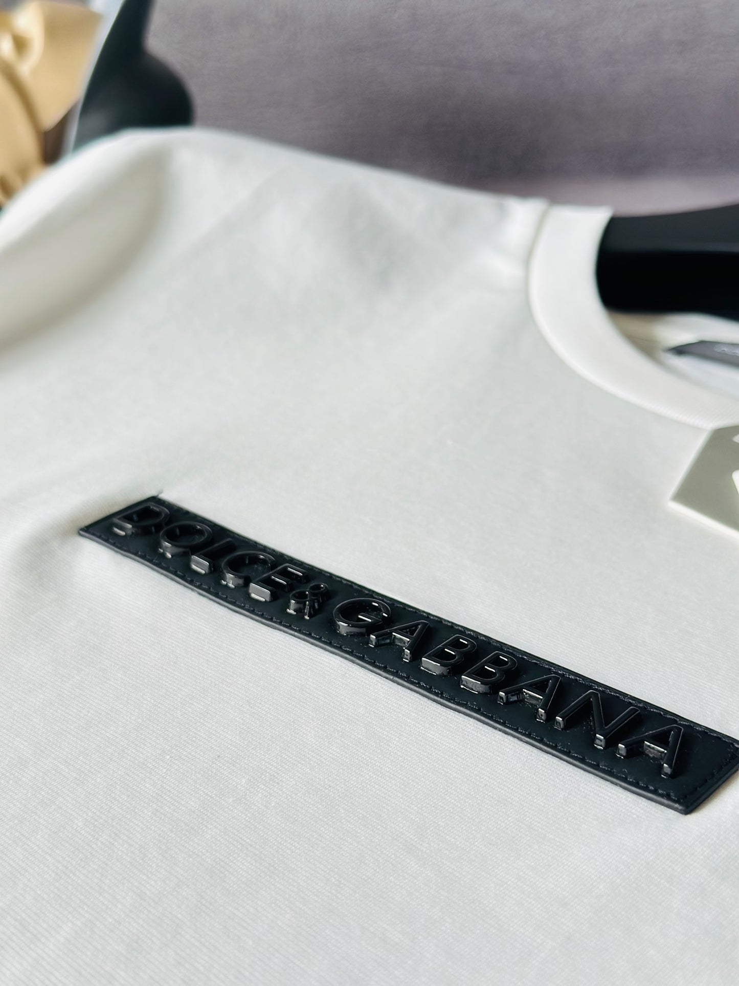 CAMISETA SLIM DOL BLANCA PLACA DELANTERA