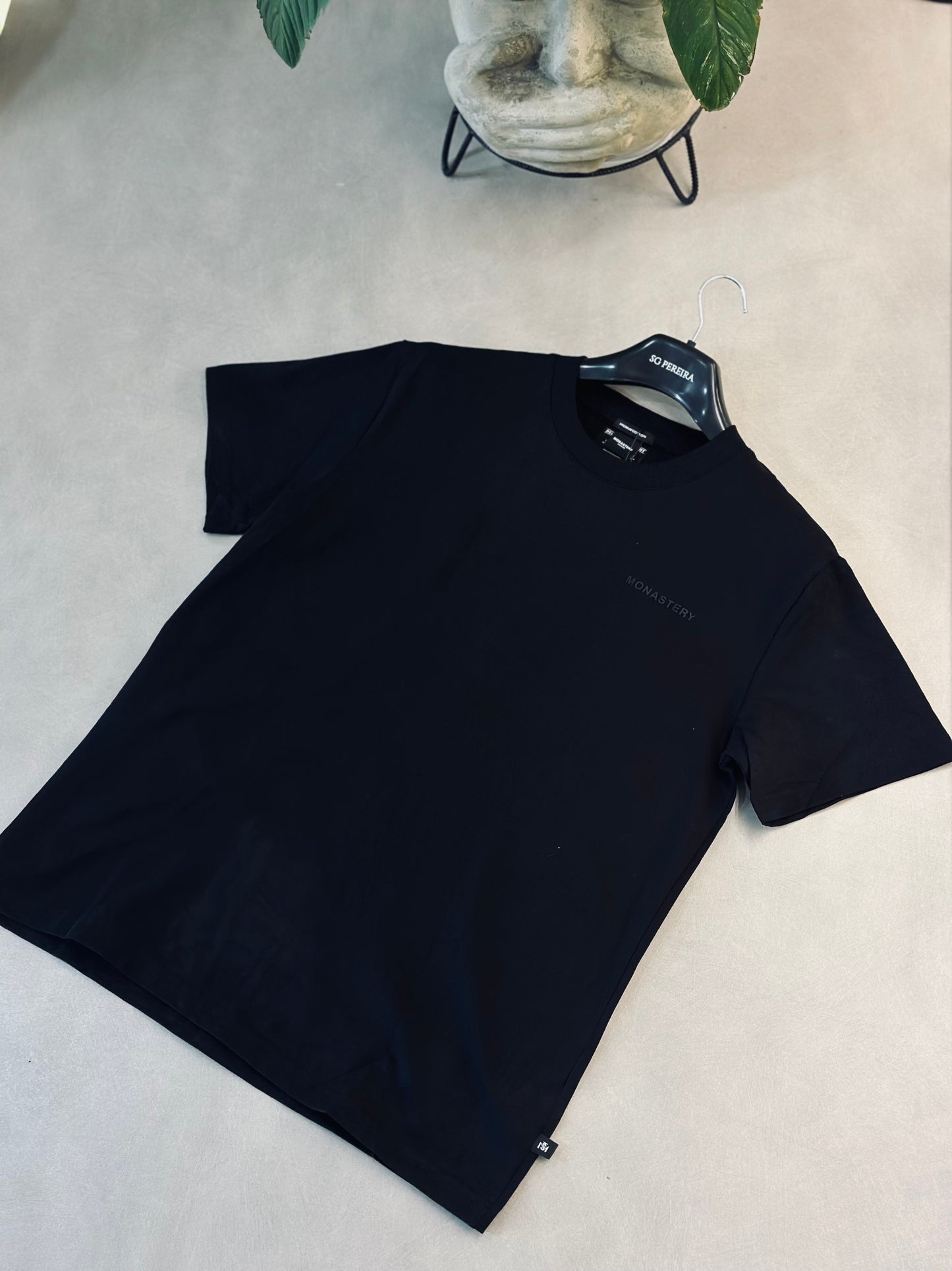 CAMISETA SLIM MON NEGRA MONASTERY LATERAL