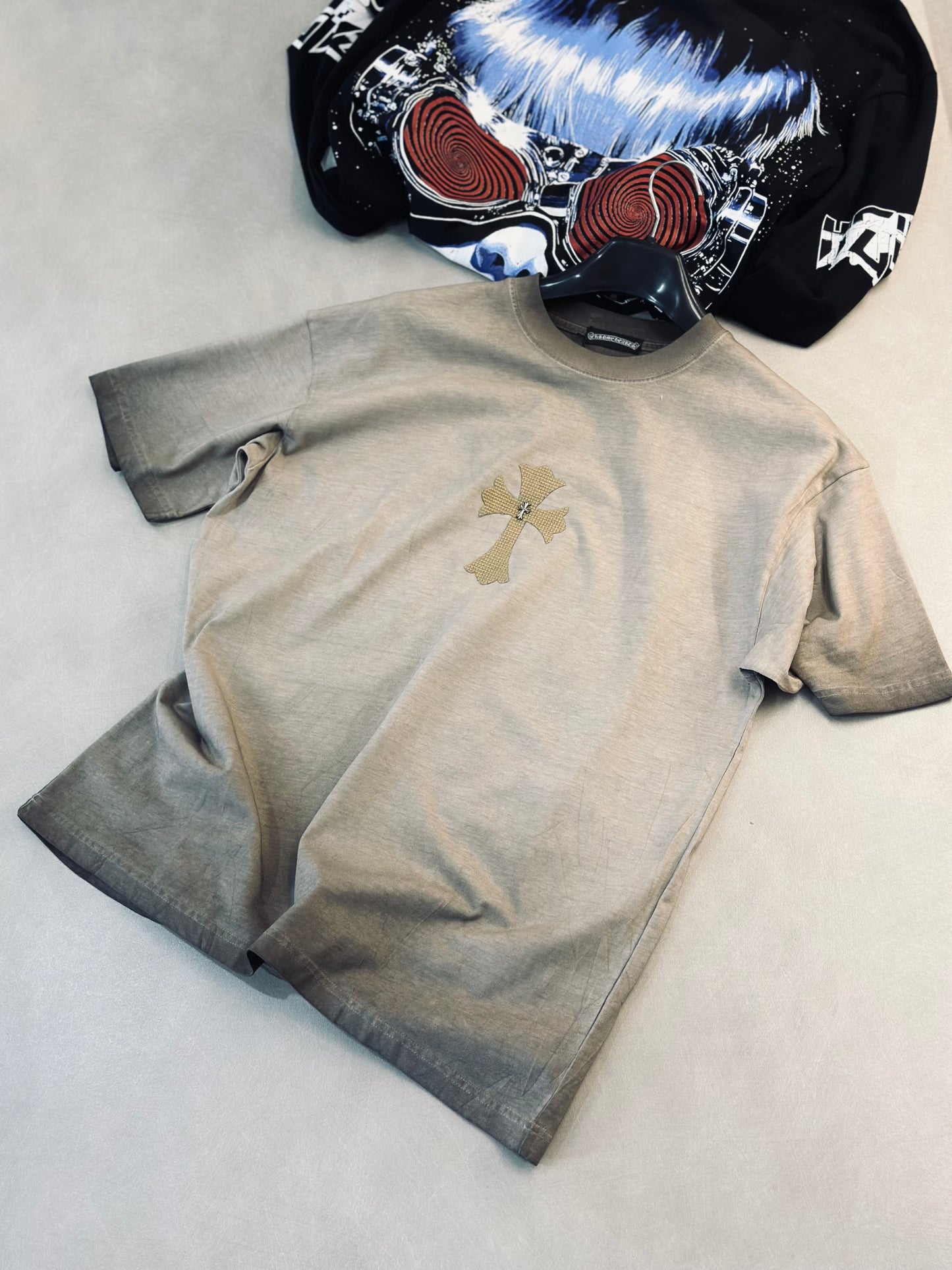 CAMISETA OVERSIZE CHR CAFE CRUZ TEJIDO PLACA MET