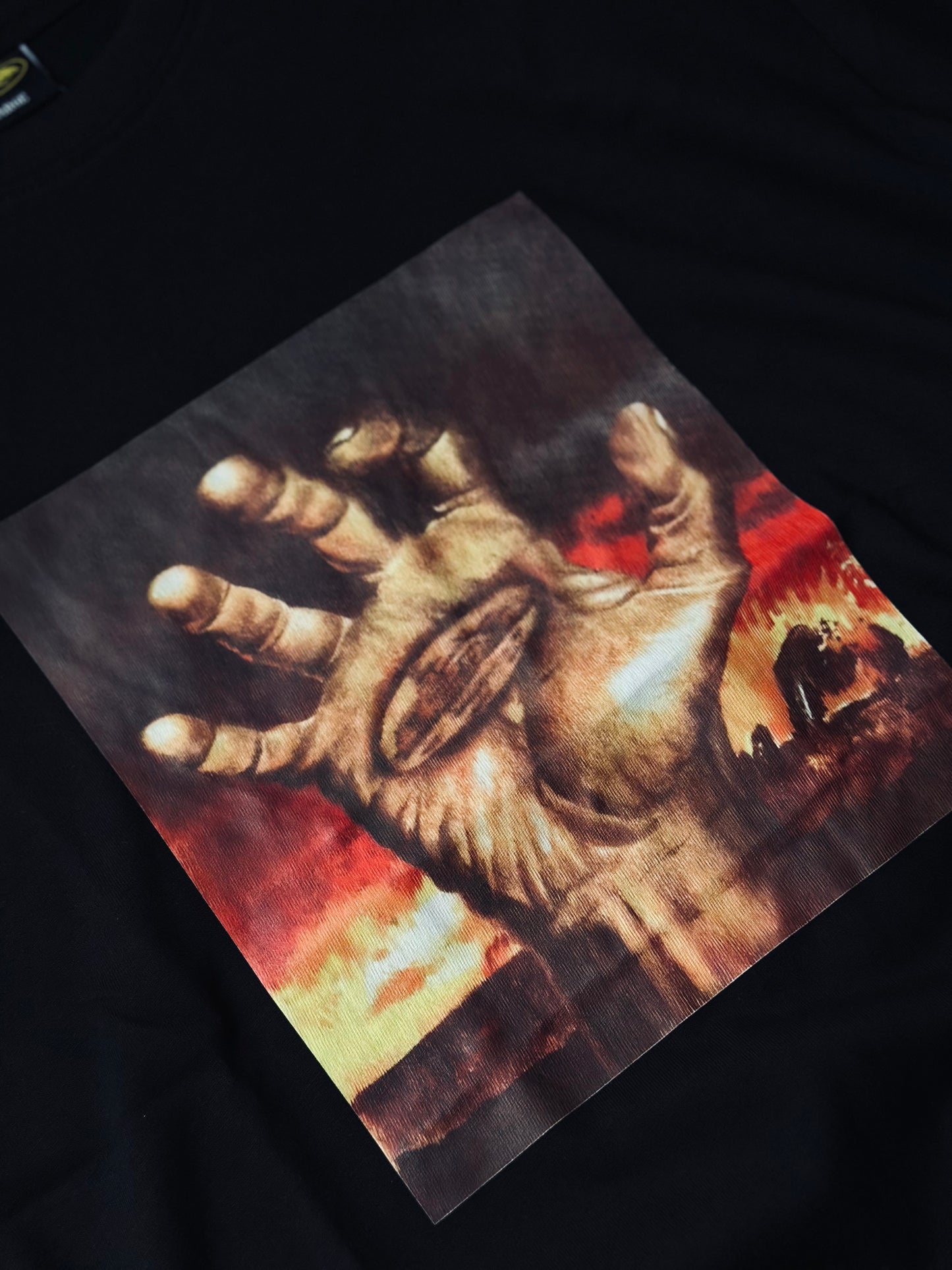 CAMISETA OVERSIZE COR NEGRA MANO OJO