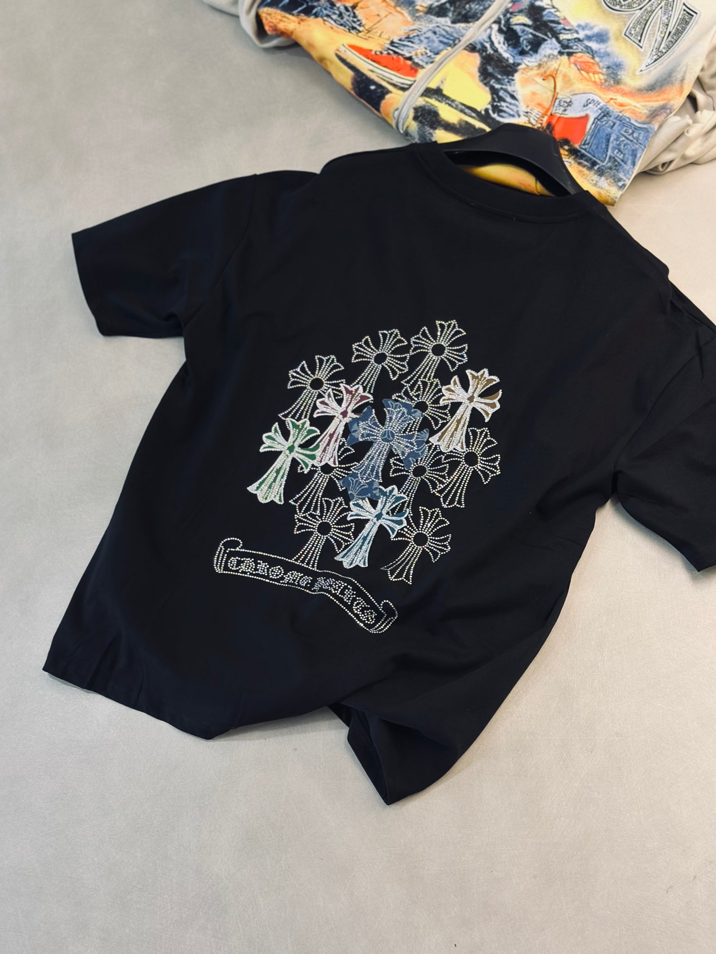 CAMISETA OVERSIZE CHR NEGRA CRUZ AZUL RHINESTONE