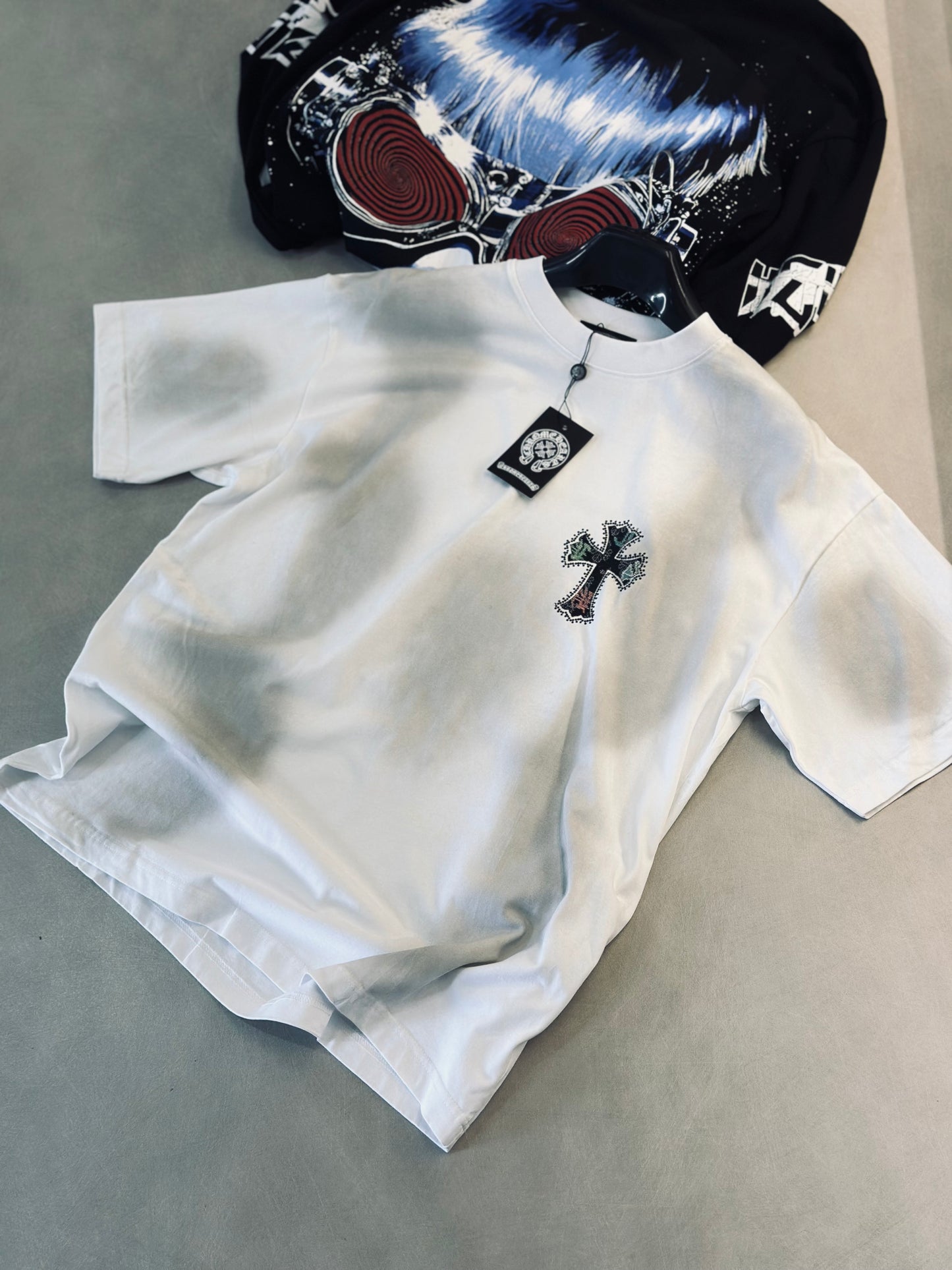 CAMISETA OVERSIZE CHR BLANCA CRUZ TEJIDA RHINESTONE DESGASTES