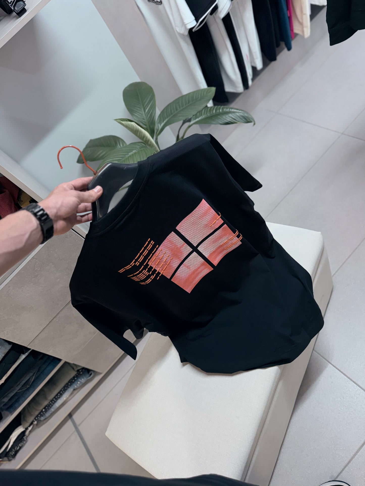 CAMISETA SLIM HUG NEGRA CUADRO NARANJA