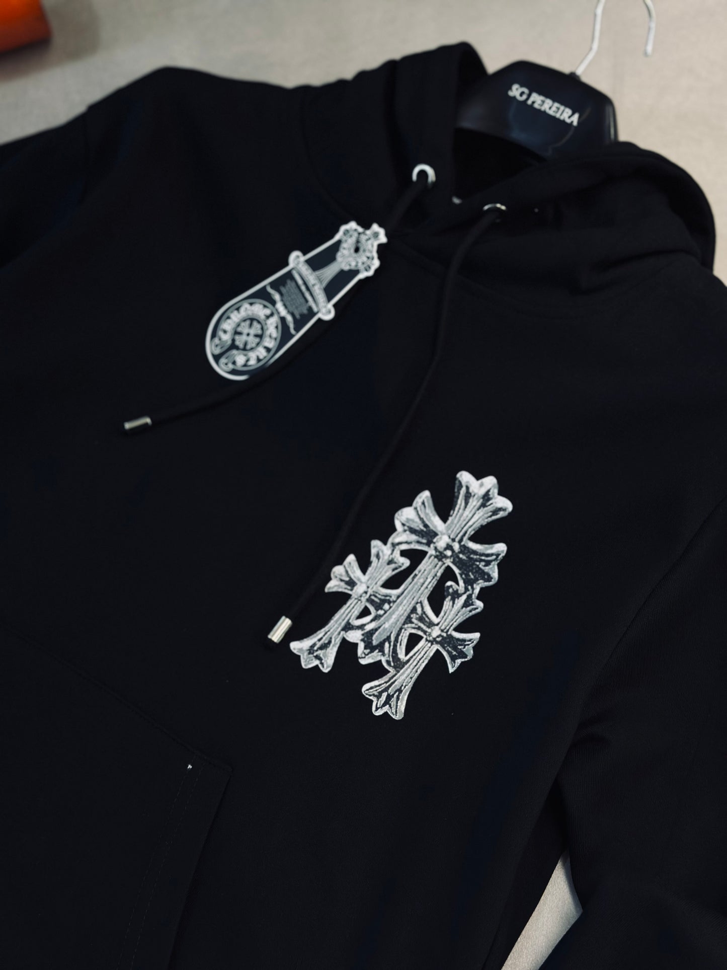 HOODIE CHR NEGRA 3 CRUCES BLANCAS