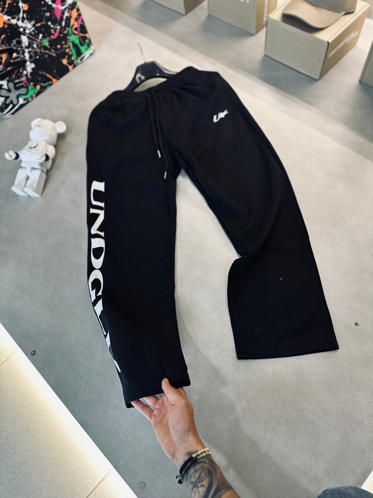 SUDADERA UND NEGRO CLASICO UND BLANCO