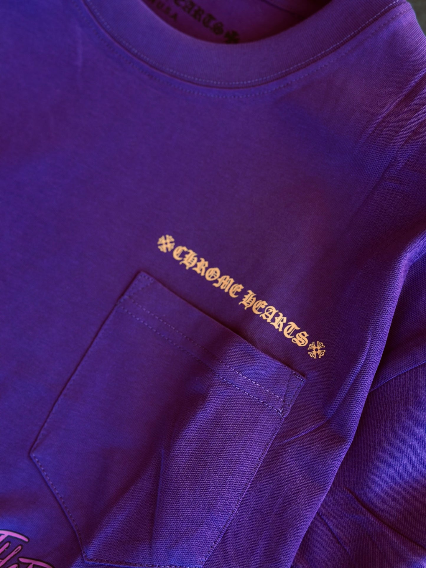 CAMISETA OVERSIZE CHR MORADA LETRA NARANJA