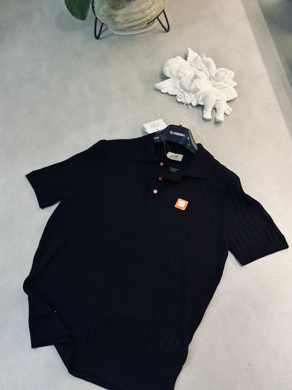 CAMISETA POLO HER NEGRA TEJIDO CUADRO NARANJA