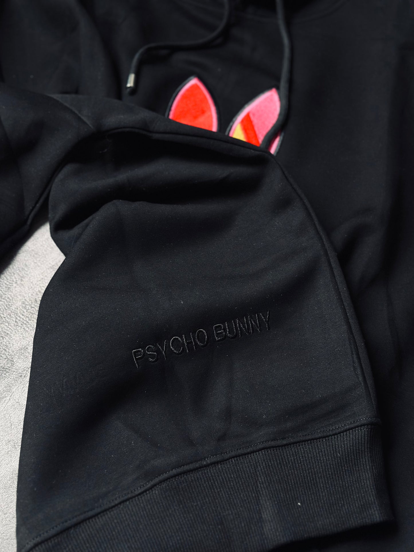 HOODIE PSY NEGRO LOGO ROJO FRONTAL