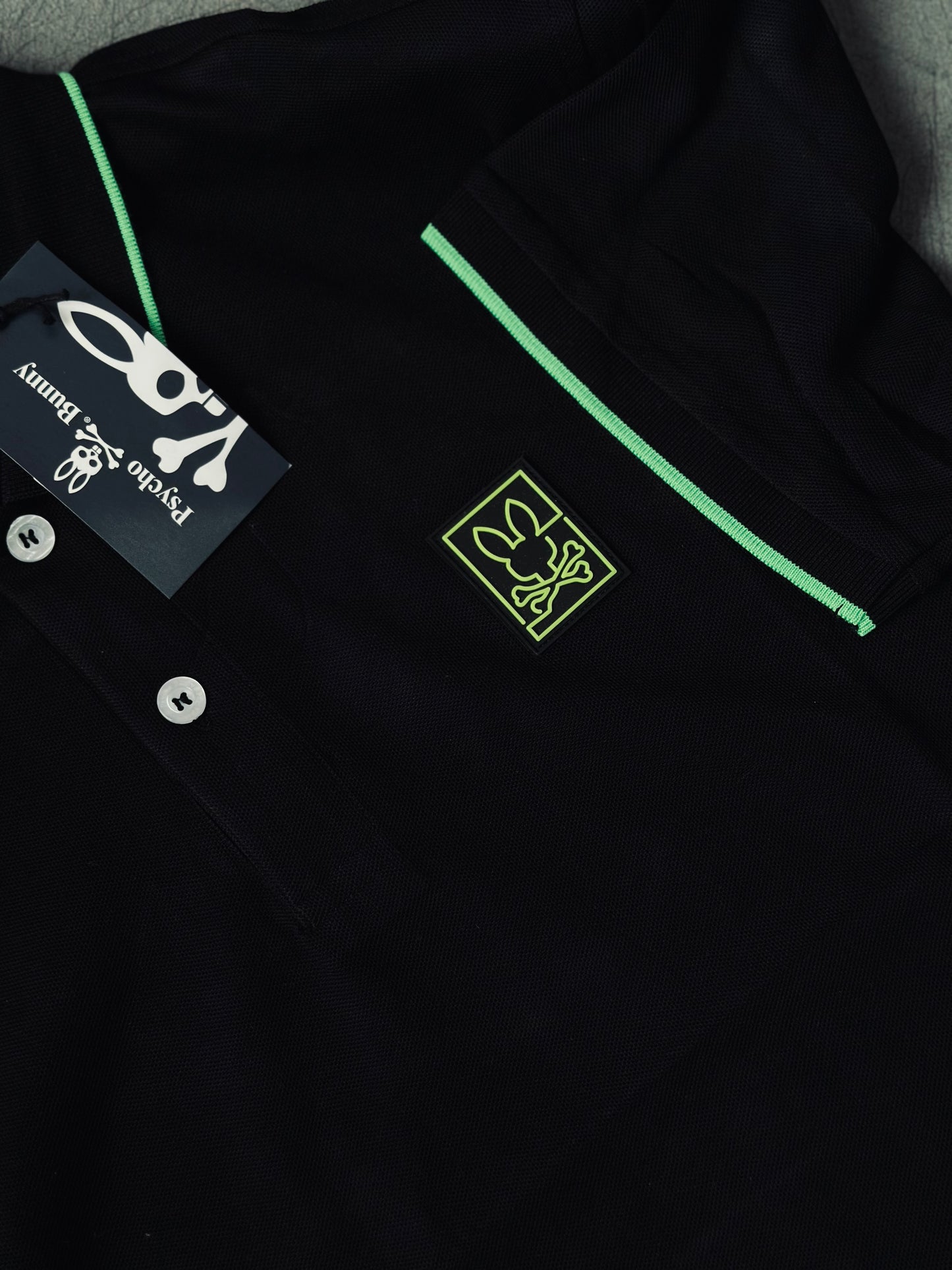 CAMISETA POLO PSY NEGRA  CUELLO DETALLE VERDE