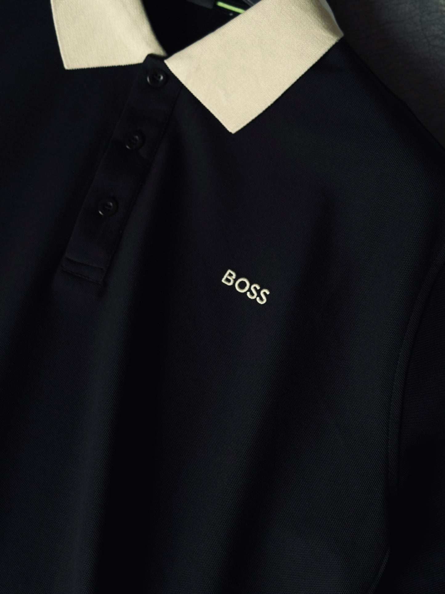 CAMISETA POLO HUG NEGRA CUELLO CAQUI