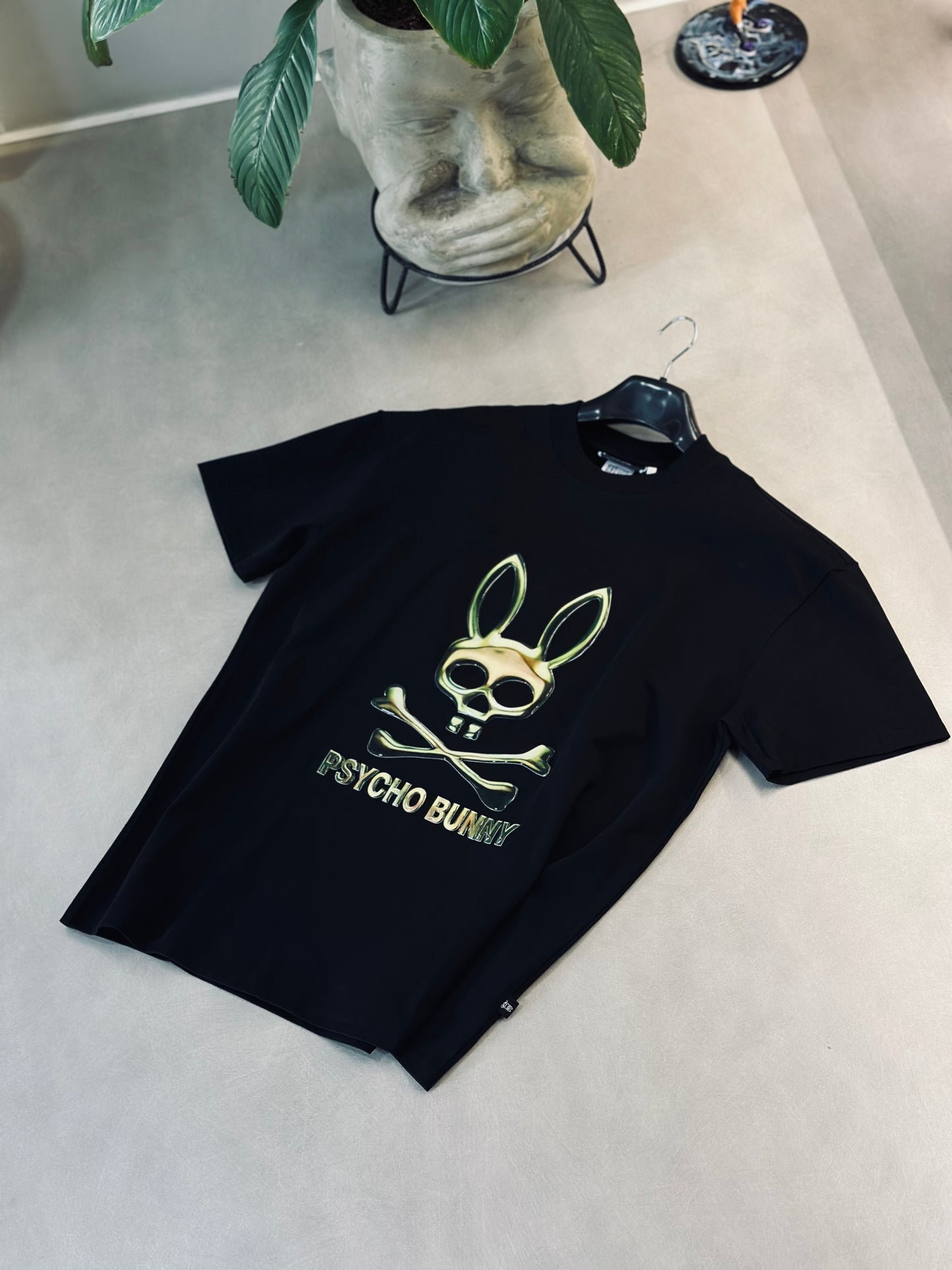 CAMISETA OVERSIZE PSY NEGRA CONEJO ENGOMADO VERDE