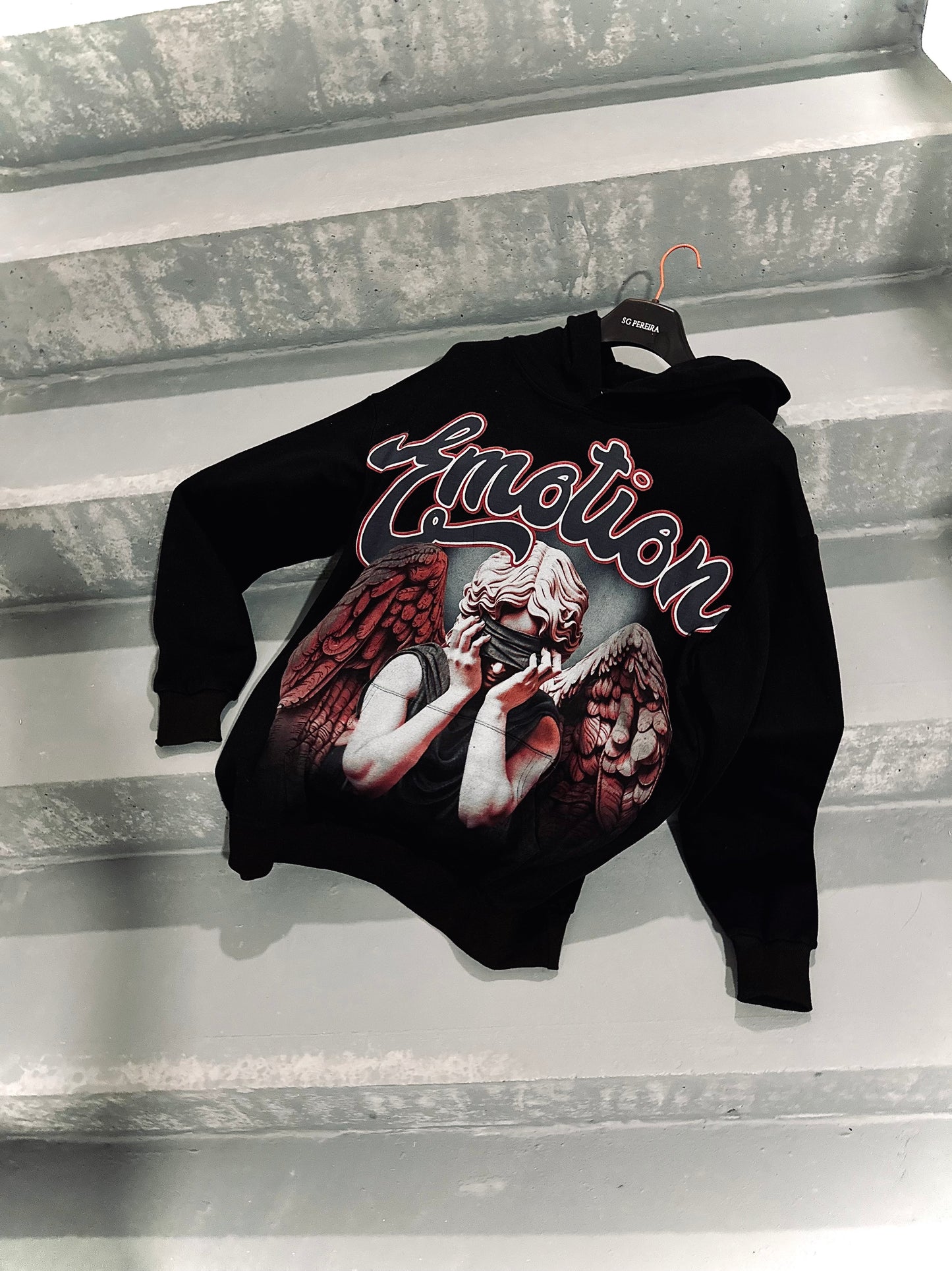 HOODIES EMO NEGRO ANGEL ROJO