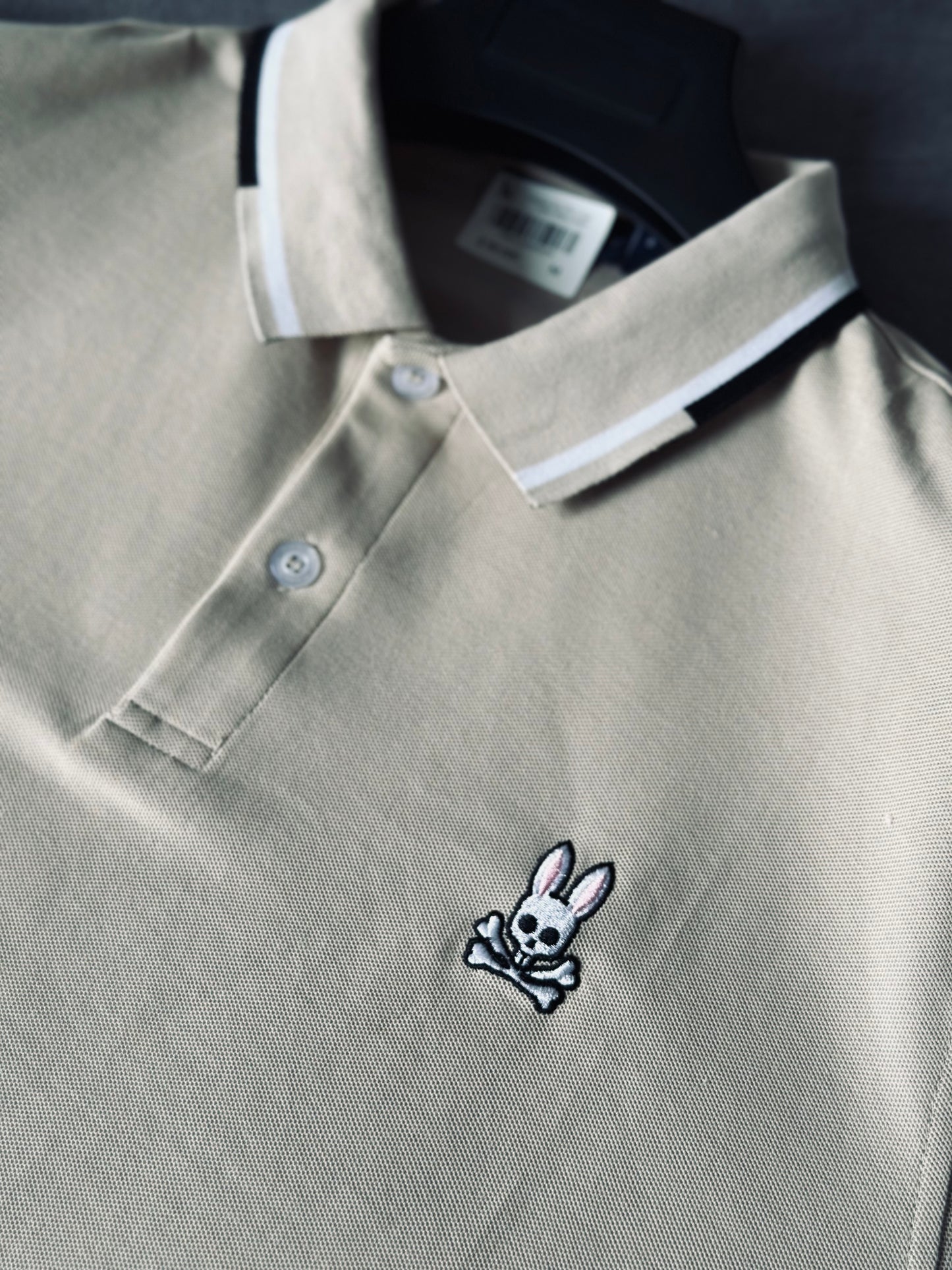 CAMISETA POLO PSY CAQUI TEJIDO BLANCO NEGRO