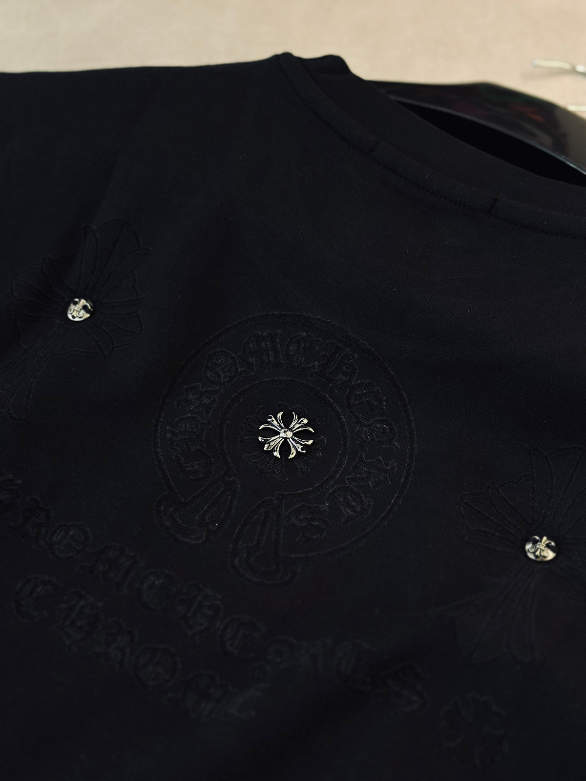 CAMISETA OVERSIZE CHR NEGRA TEJIDO NEGRO PLAC MET