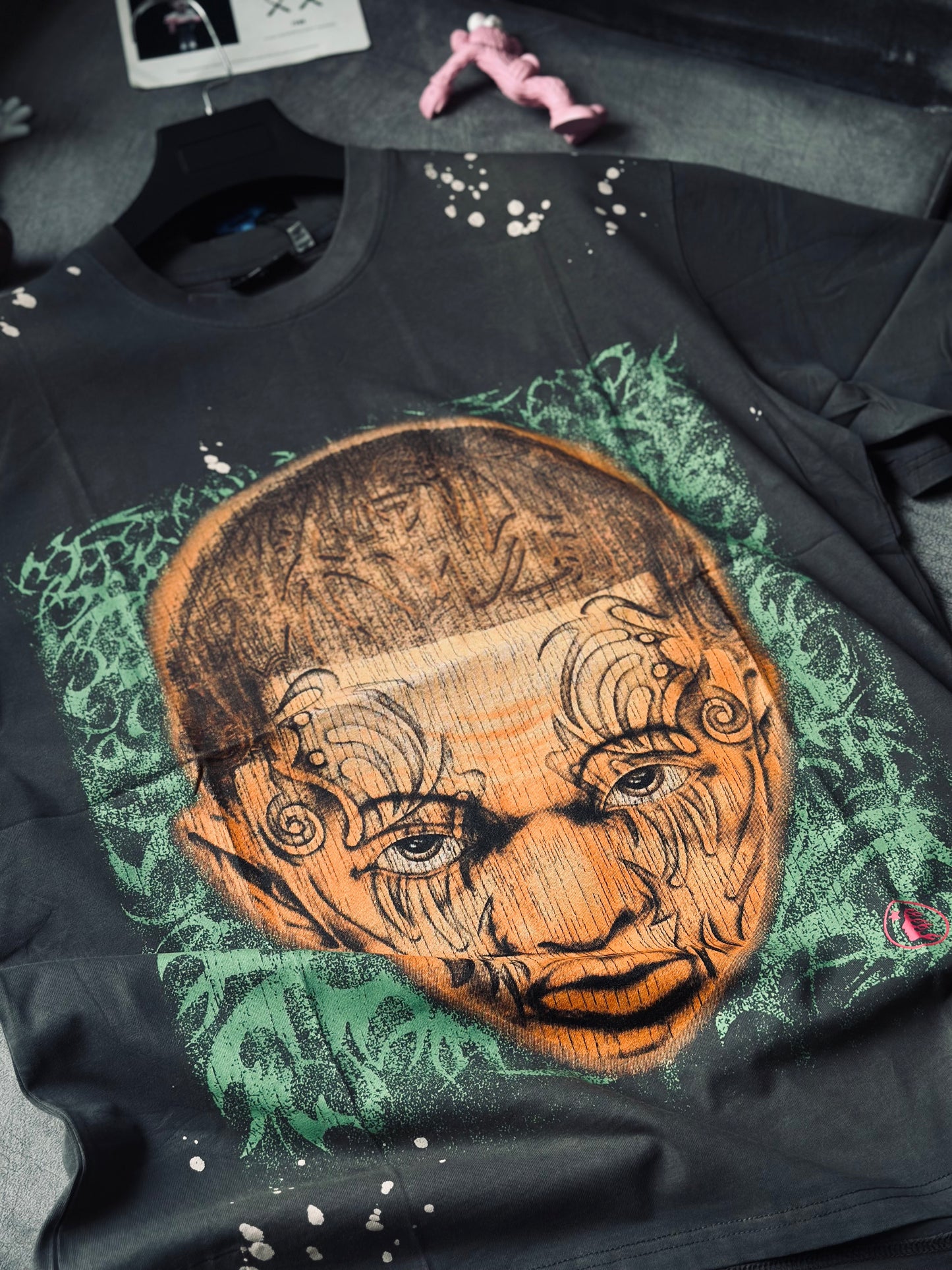 CAMISETA OVERSIZE HEL GRIS ROSTRO NARANJA