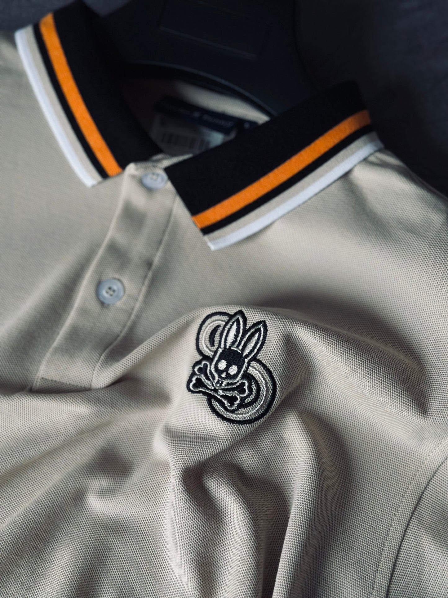 CAMISETA POLO PSY CAQUI CUELLO NARANJA
