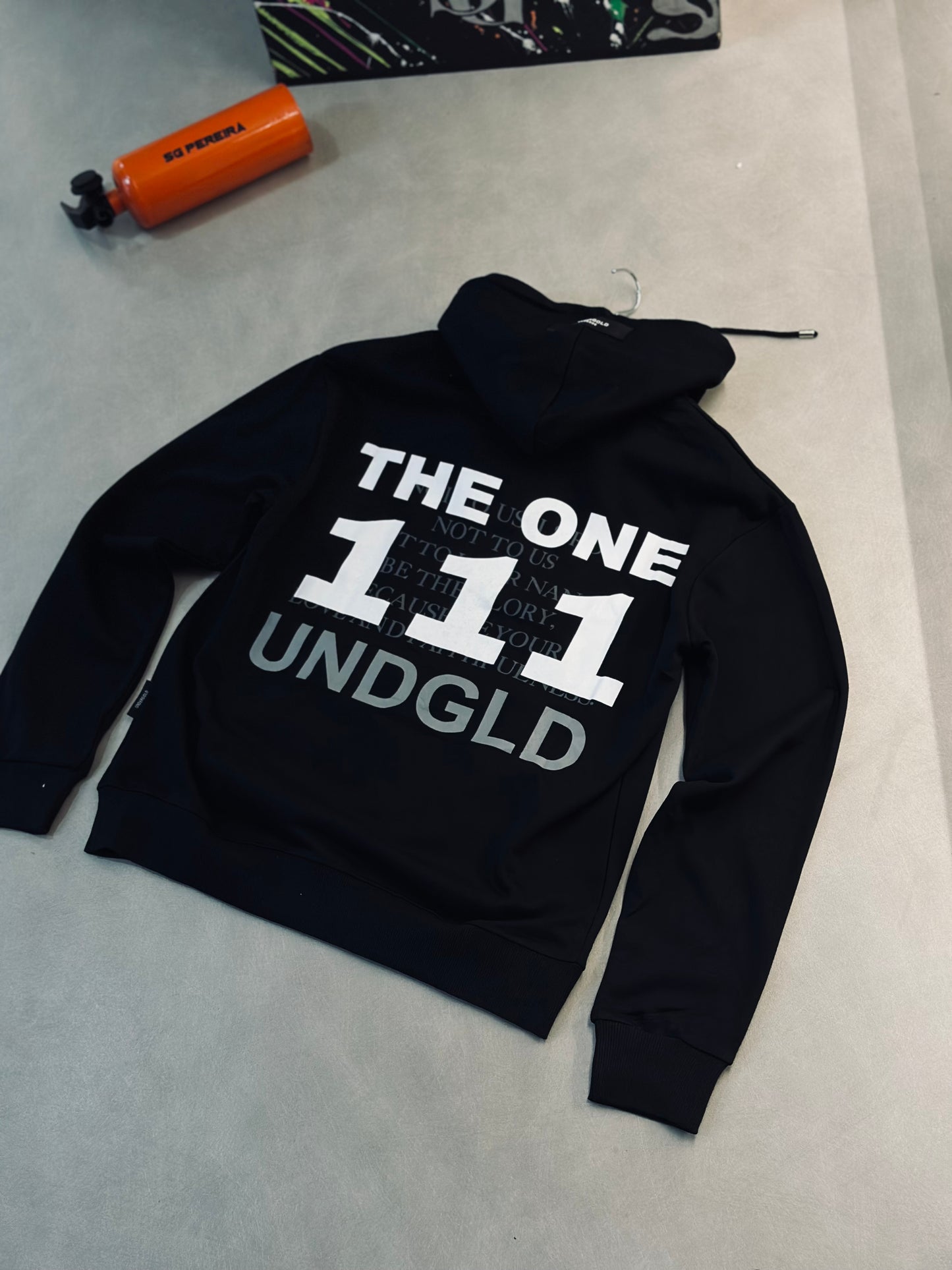 HOODIE UND NEGRA ESTRELLA BLANCA